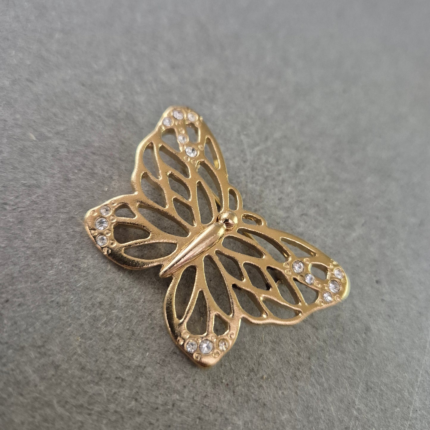 Vintage Schmetterlingsbrosche mit Strass – Goldfarbener Glanz