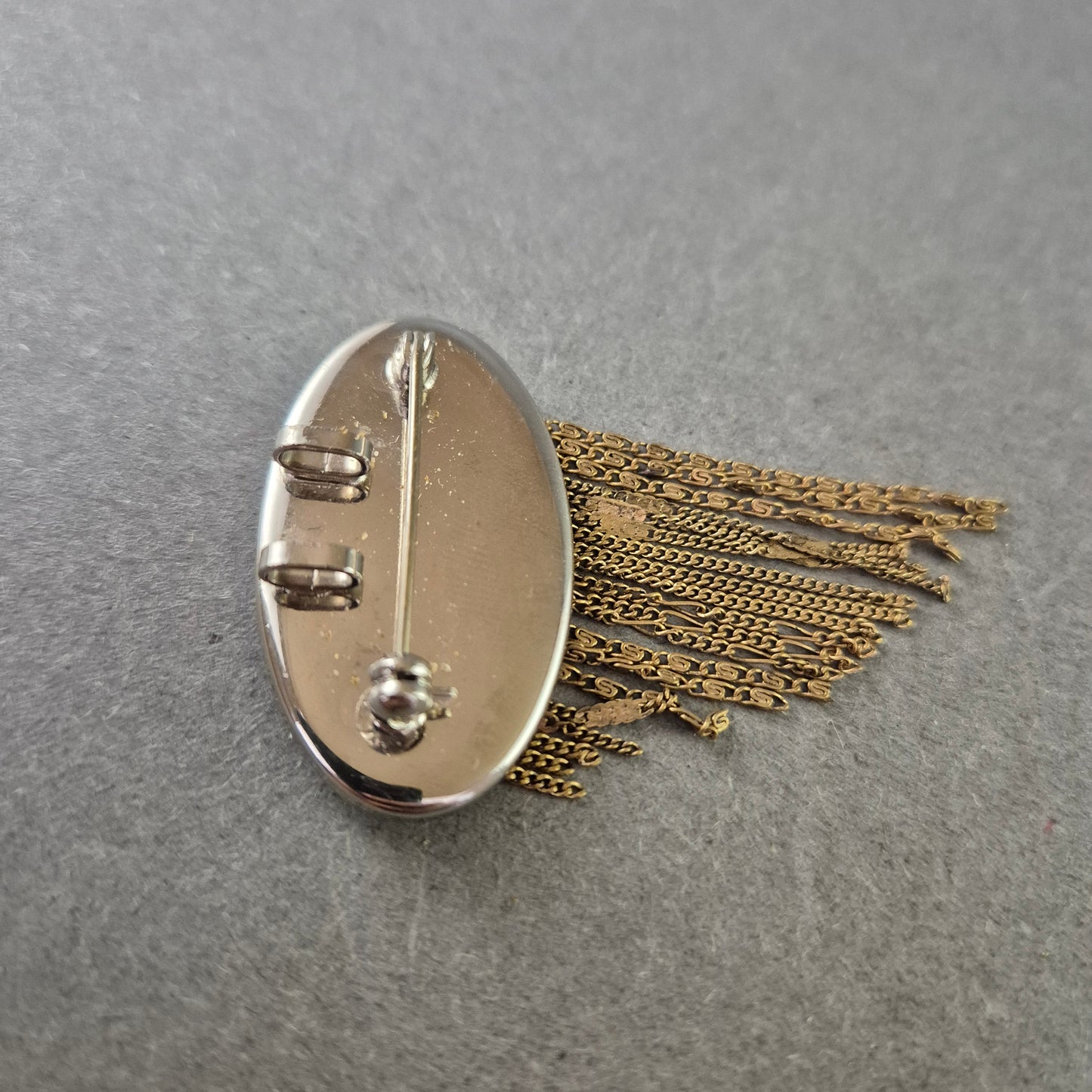 Extravagante Vintage-Brosche mit Ketten & Abalone-Detail