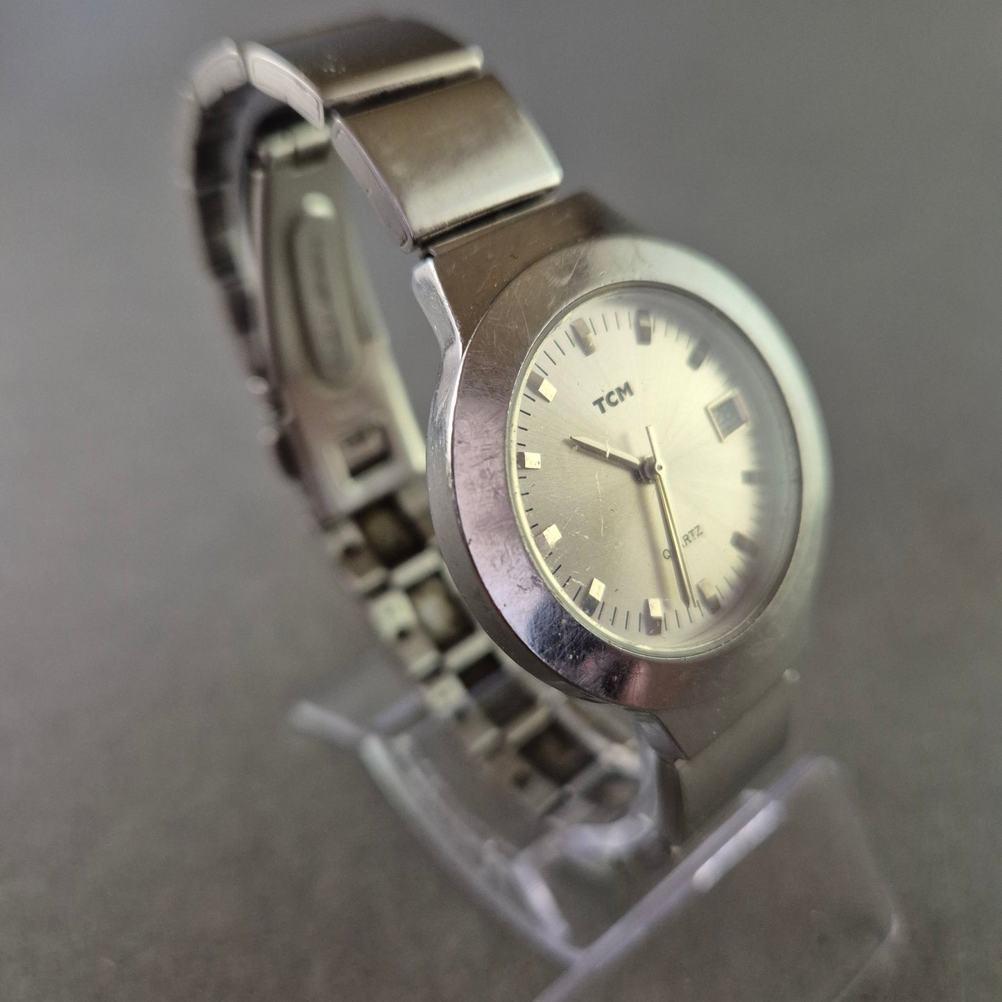 TCM Herrenarmbanduhr mit Datumsanzeige – Schlicht & Edelstahlfarben