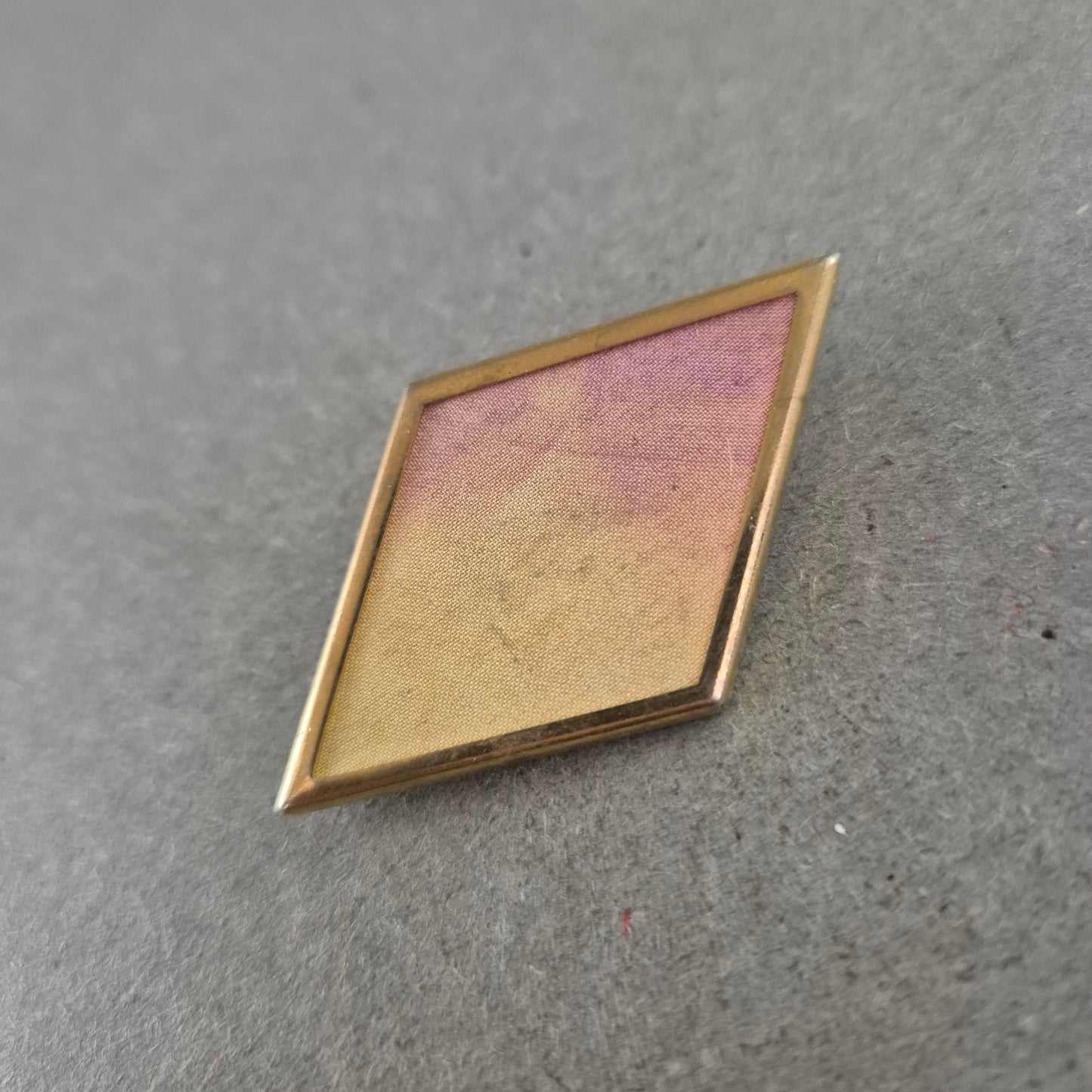 Geometrische Vintage-Brosche in Rautenform