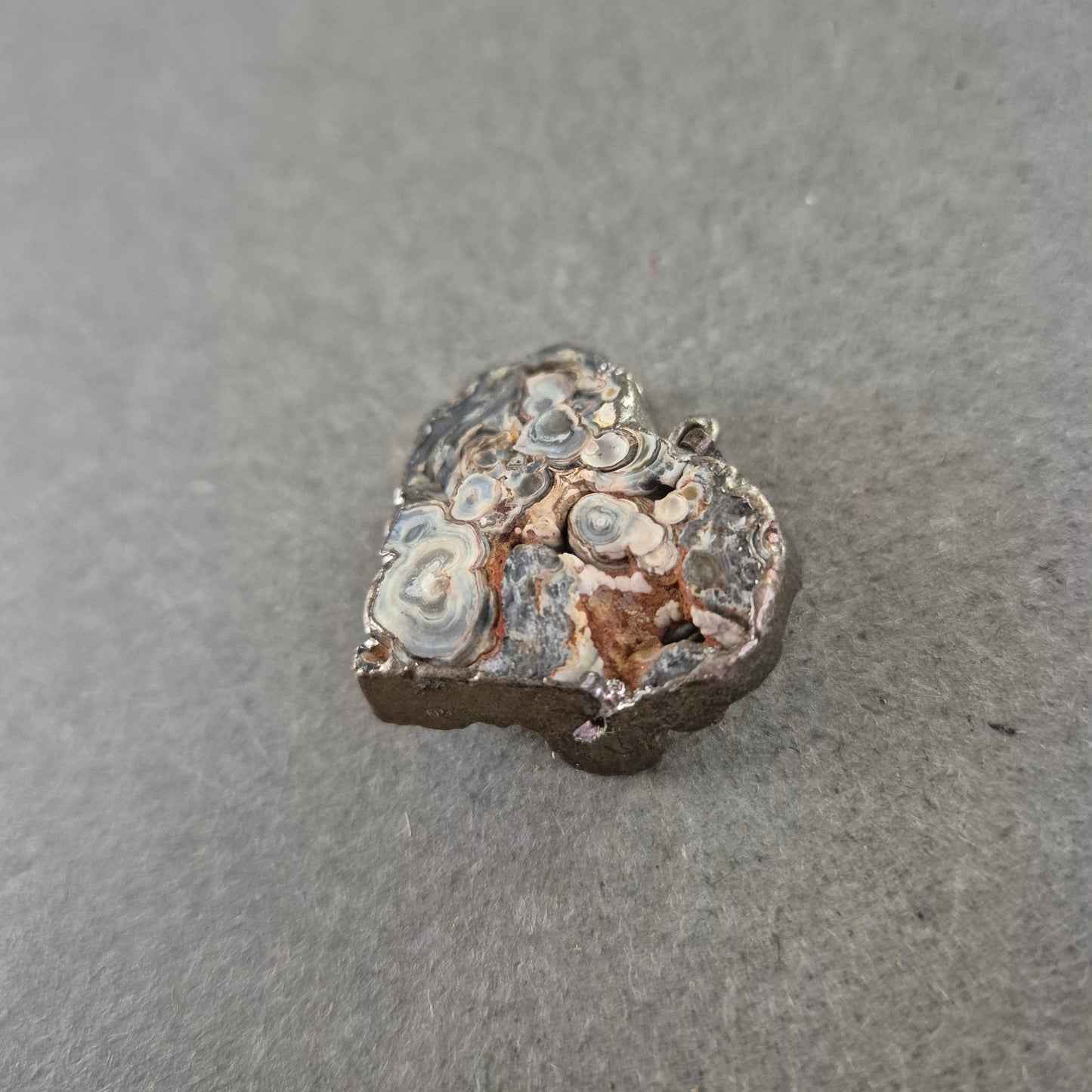 Herzanhänger aus Achatdruse – Natürliche Struktur mit rustikalem Look