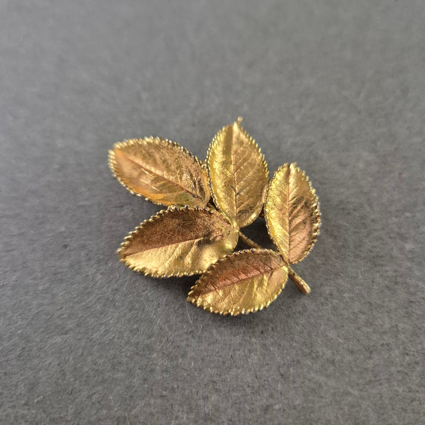 Vintage Blattbrosche in Goldoptik – Naturinspiriertes Design