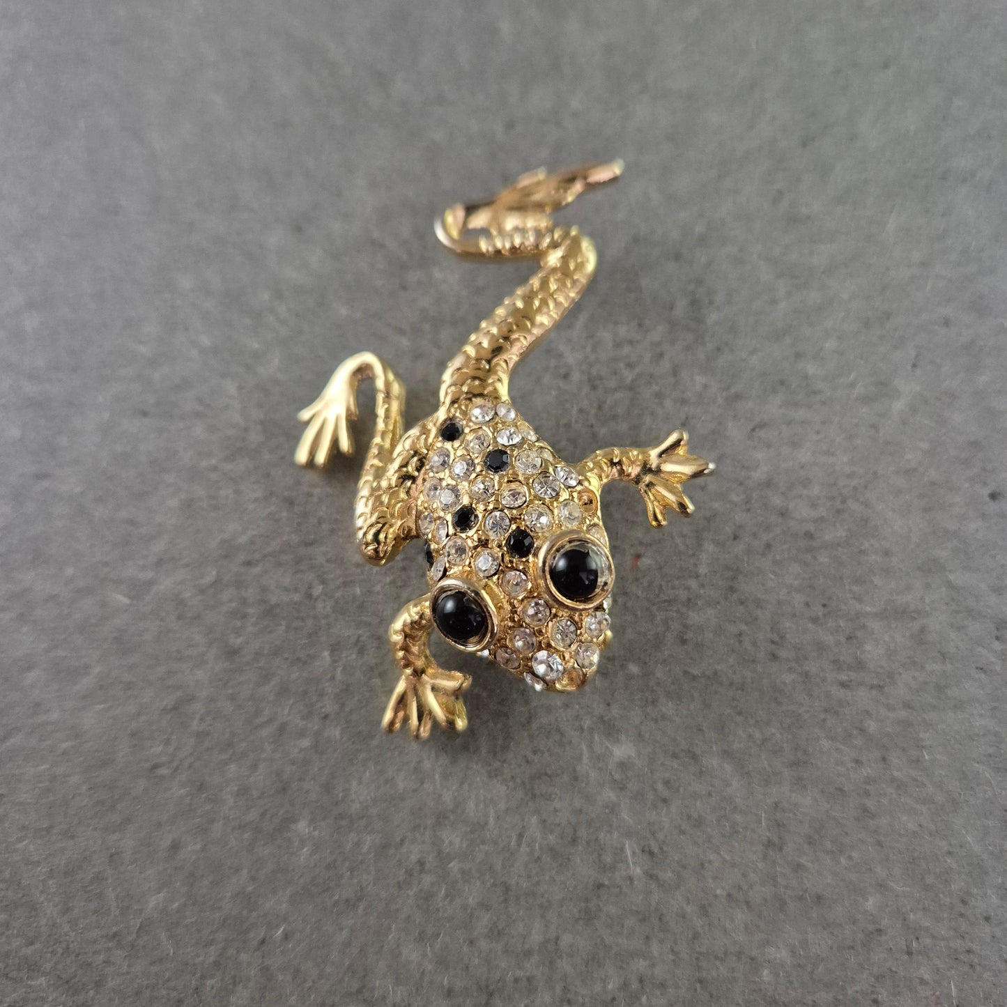 Auffällige Frosch-Brosche mit Strass – Verspielter Tierlook in Gold