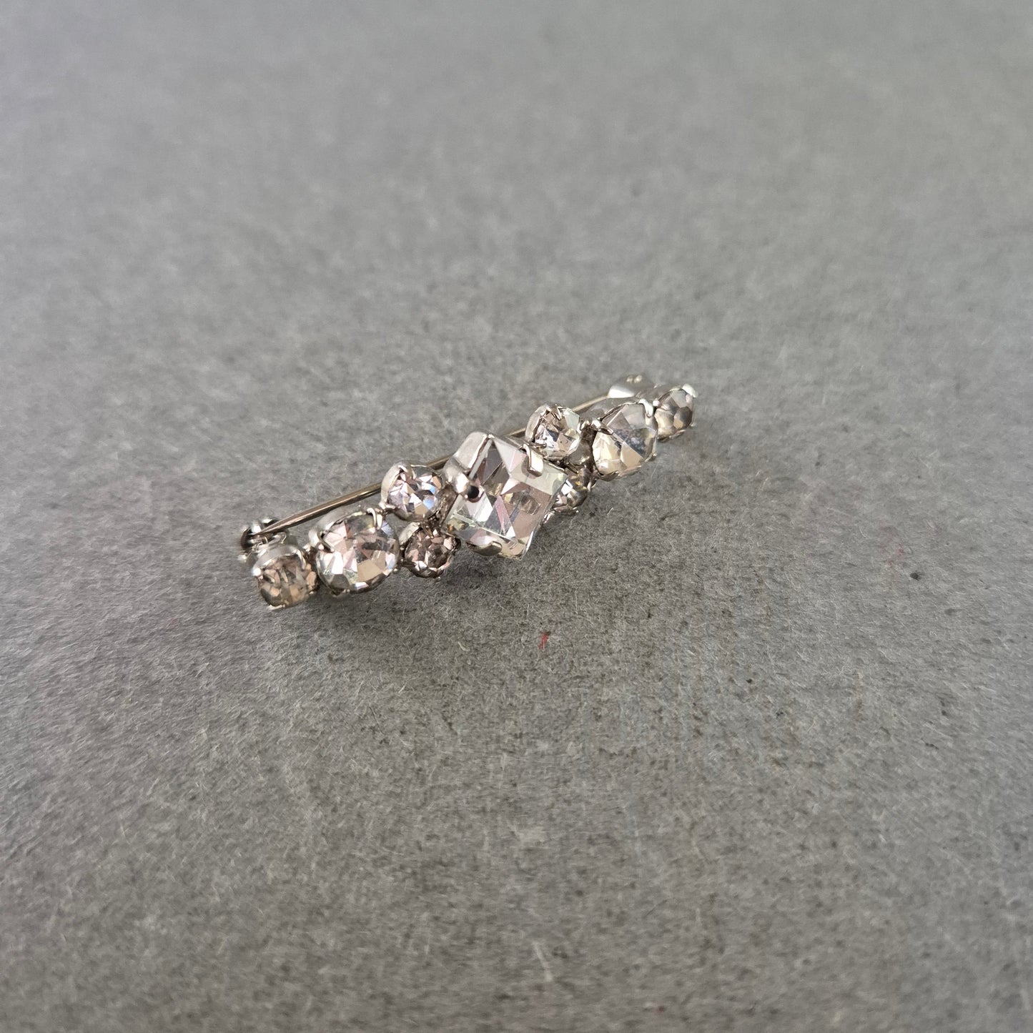 Schlichte Vintage-Brosche mit klaren Strasssteinen – Silberfarbener Akzent