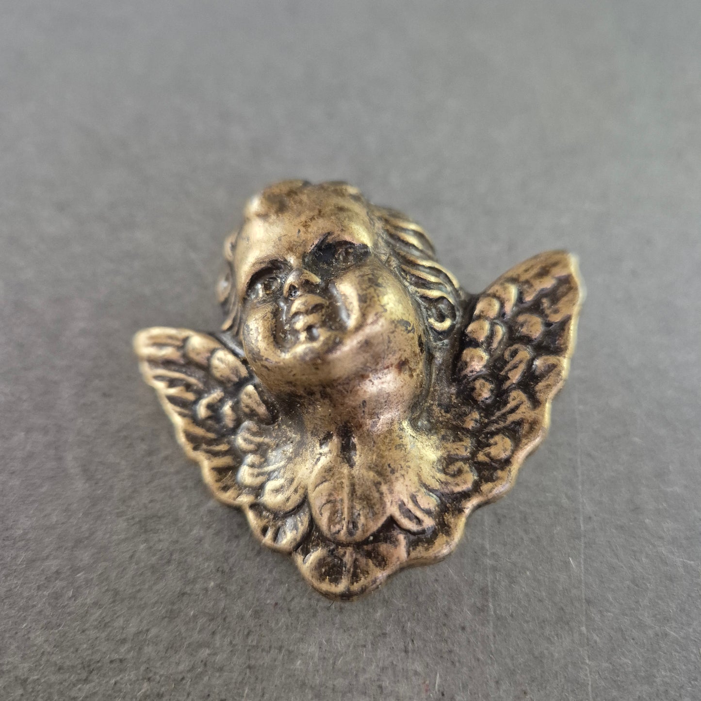 Antike Engel-Brosche im Barockstil – Patinierte Optik in Messing