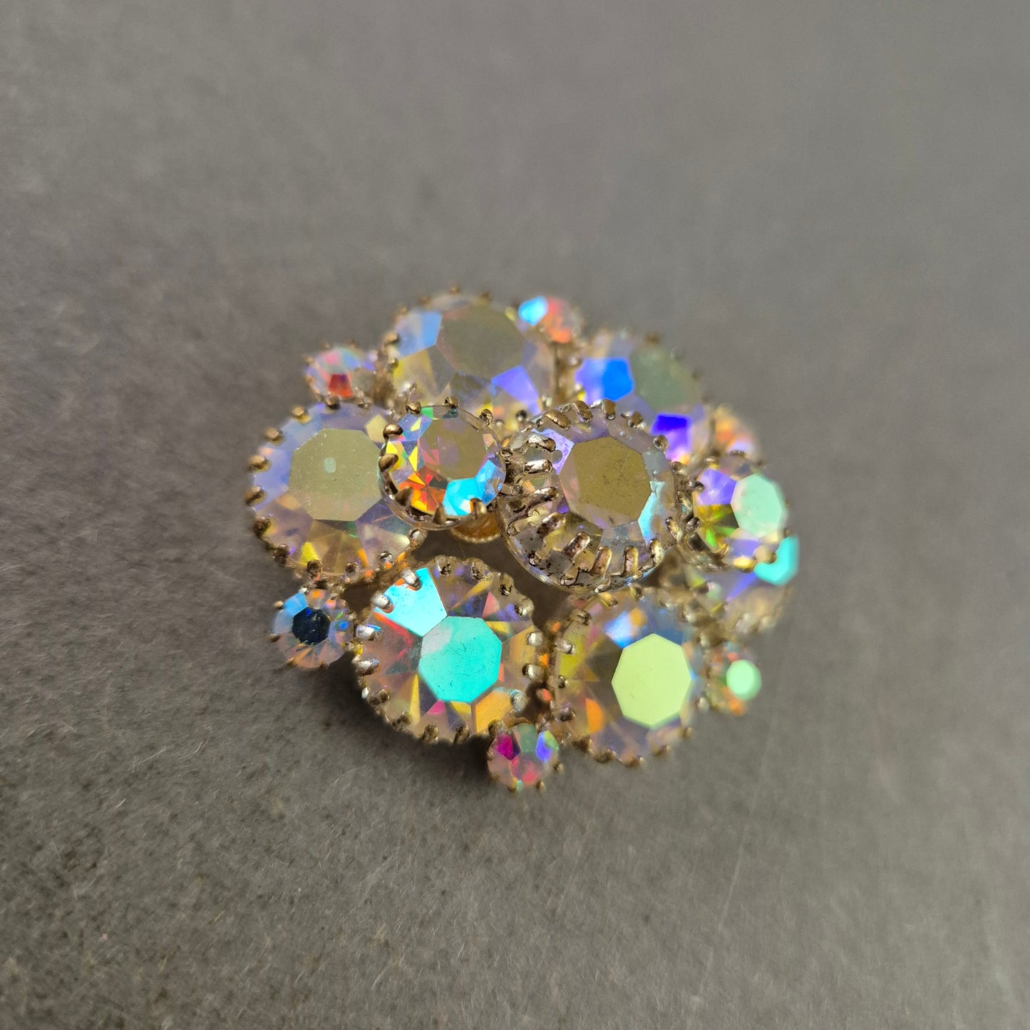 Vintage Aurora-Strassbrosche – Funkelnder Blickfang im Blumenstil