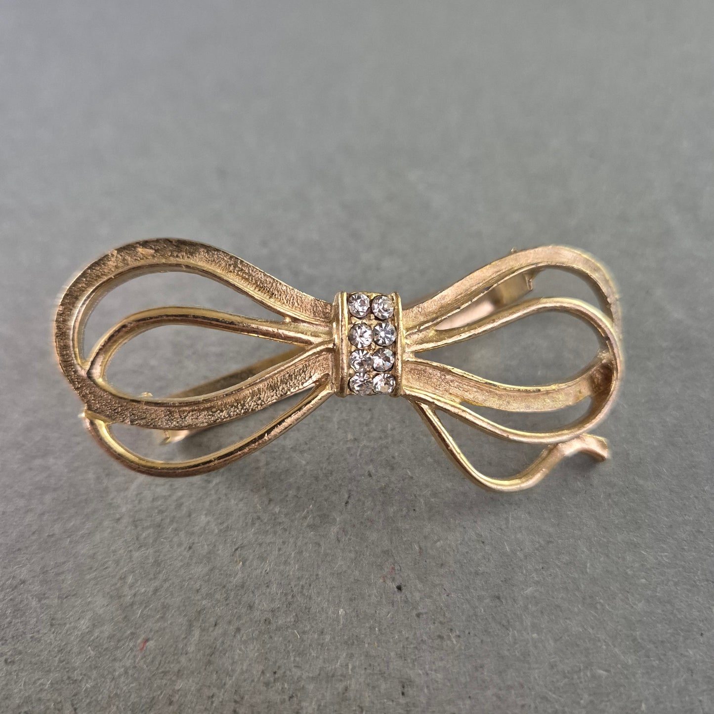 Vintage Schleifen-Brosche mit Strass – Femininer Glanz im Retro-Stil