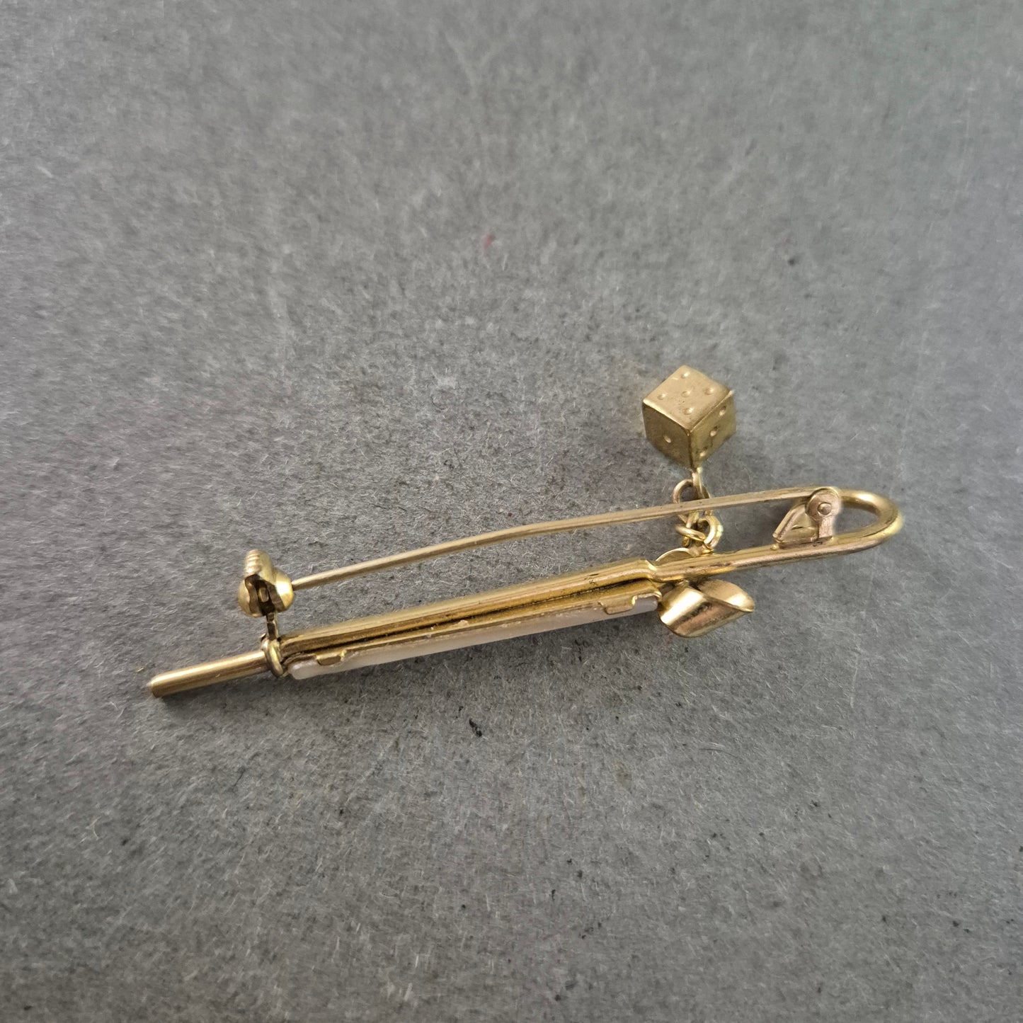 Vintage Regenschirm Brosche m. Würfel – Goldfarben & Charmant