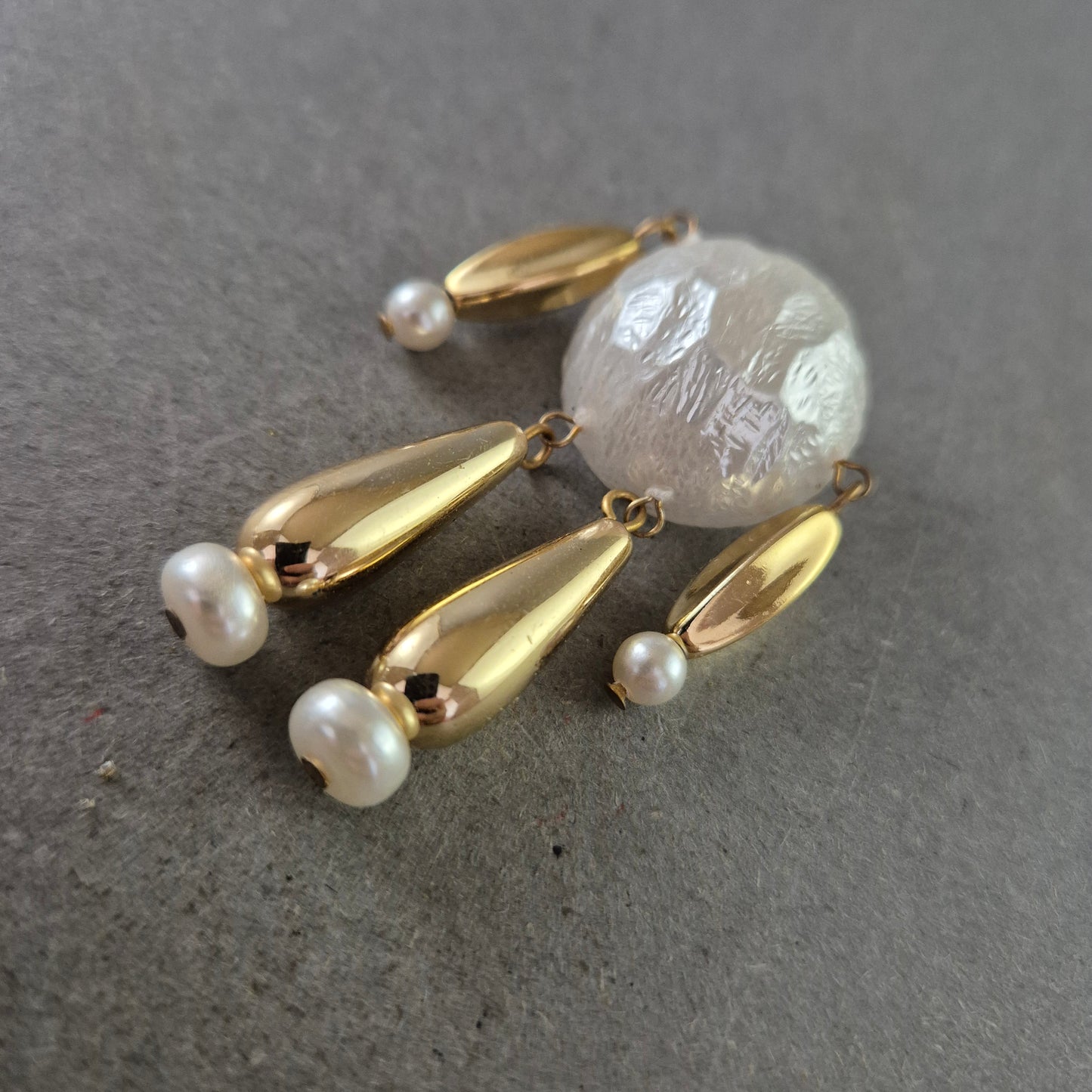 Moderne Vintage Brosche – Abstrakt mit Perlen & Goldakzenten