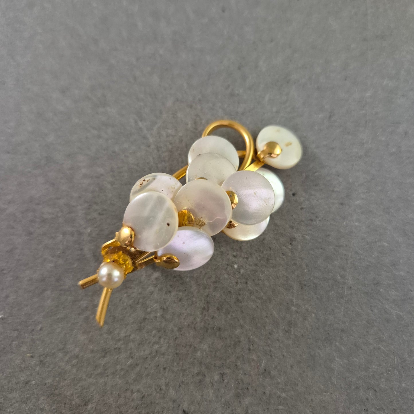 Vintage Trauben Brosche – Perlmutt-Effekt & Goldfarben