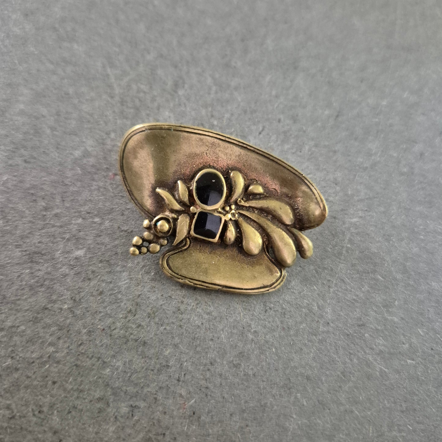 Vintage Brosche Hut Design – Goldfarben mit Schwarzen Steinen
