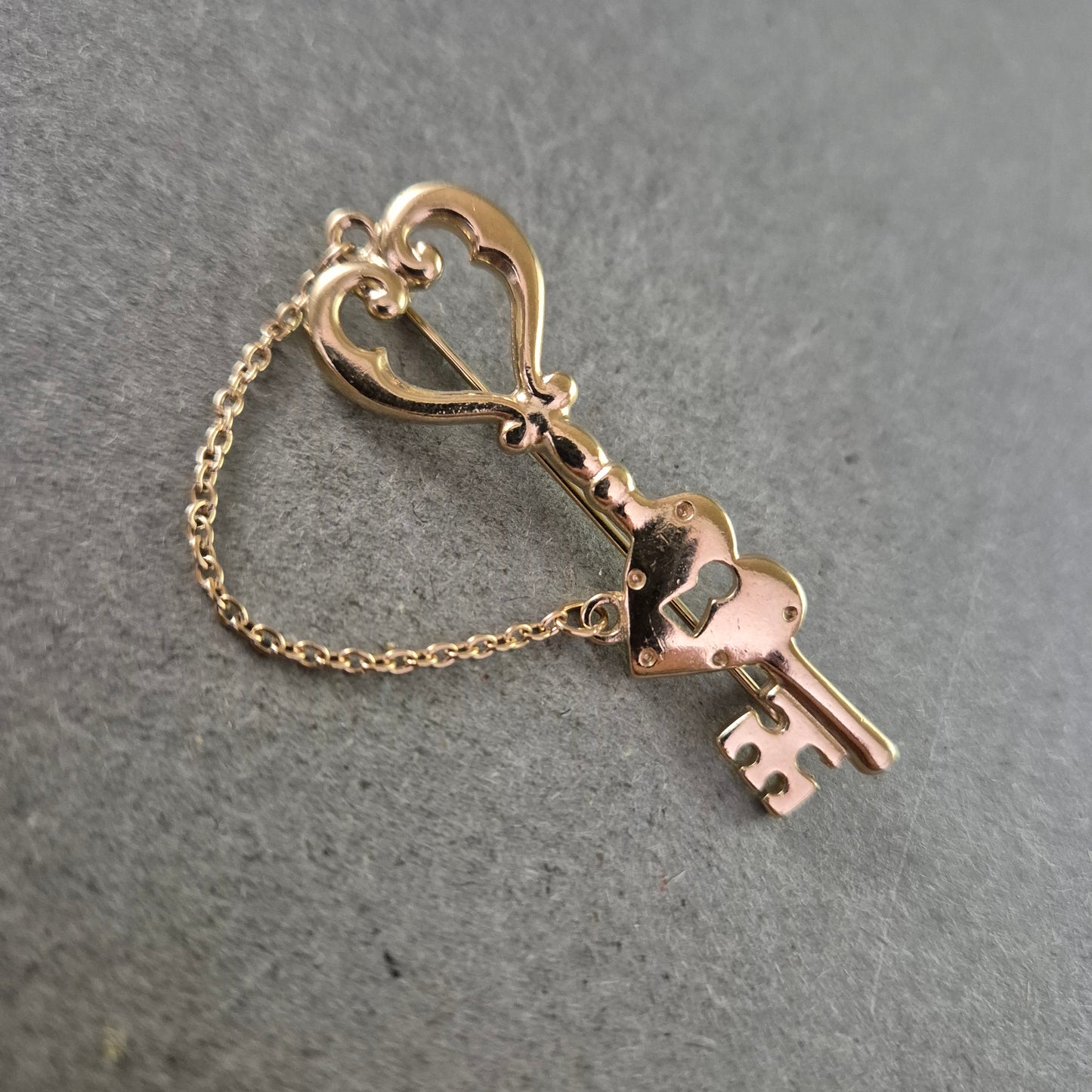 Vintage Schlüssel Brosche Herz Design – Goldfarben mit Kette