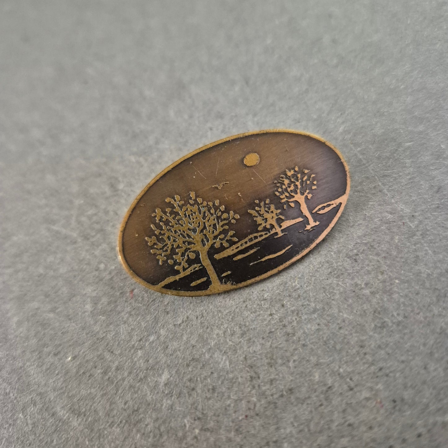 Vintage Brosche Landschaft – Oval Metall mit Ätzmotiv