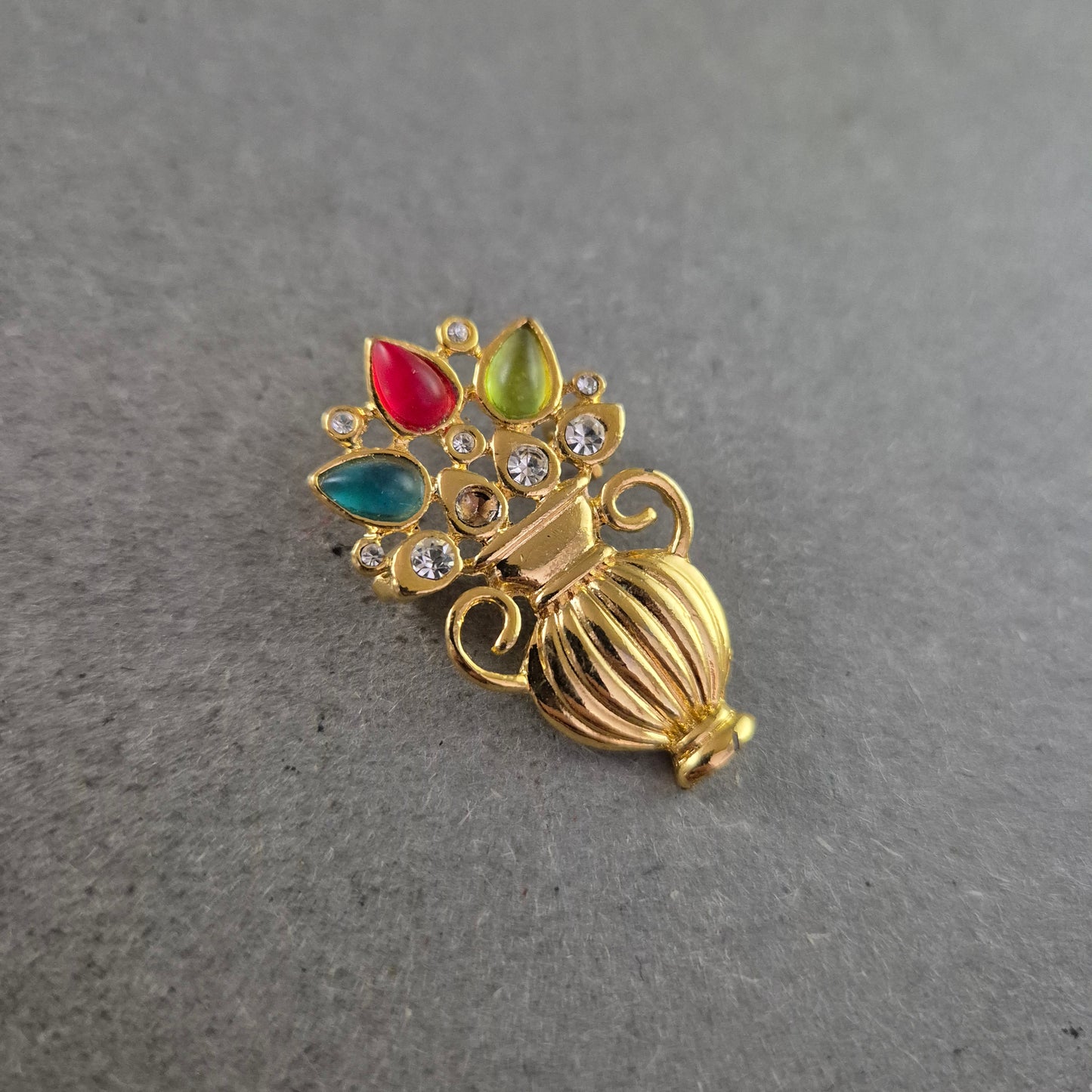 Vintage Brosche Blütenvase – Bunte Steine & Goldfarben