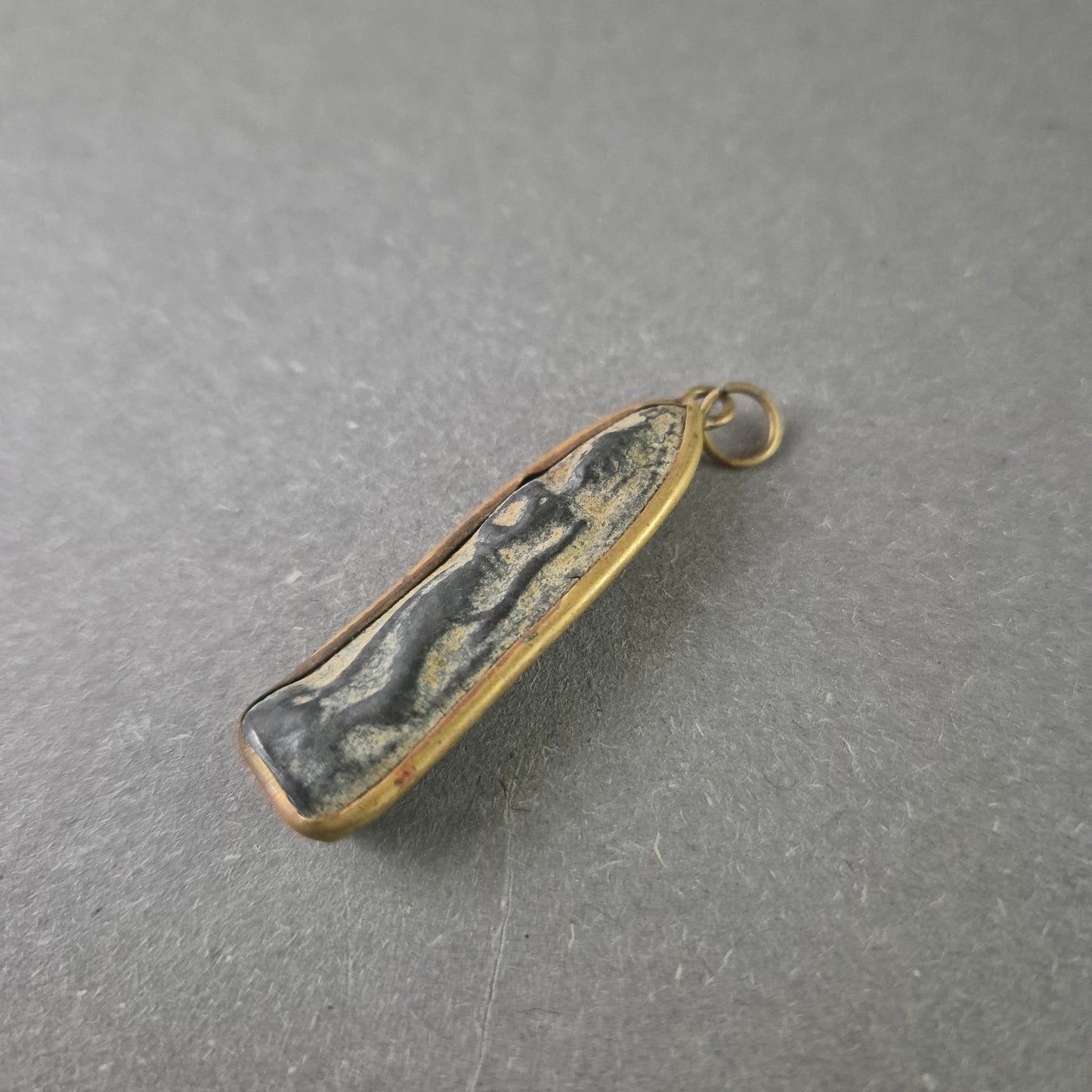 Vintage Amulett Anhänger – Relief Figur Metall Patina