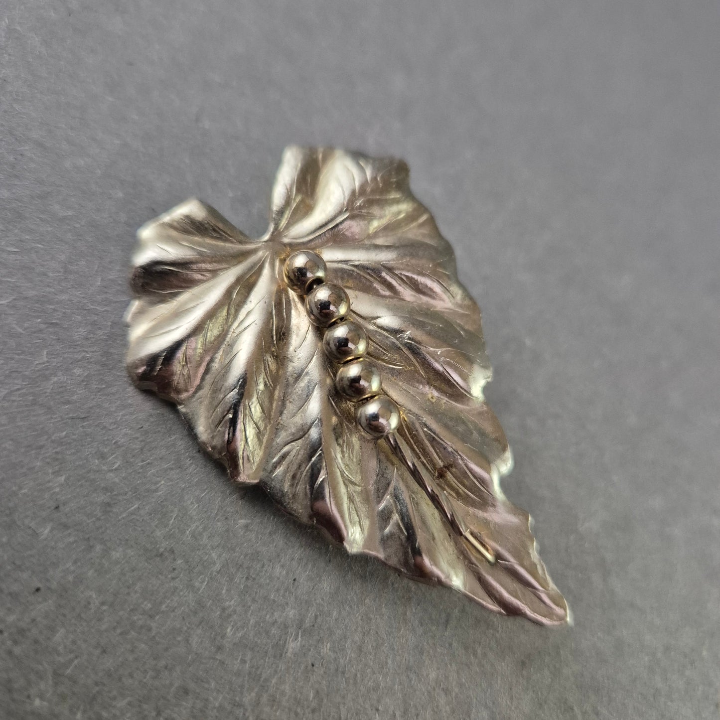 Elegante Vintage Blatt-Brosche aus Metall – Zeitloser Schmuck