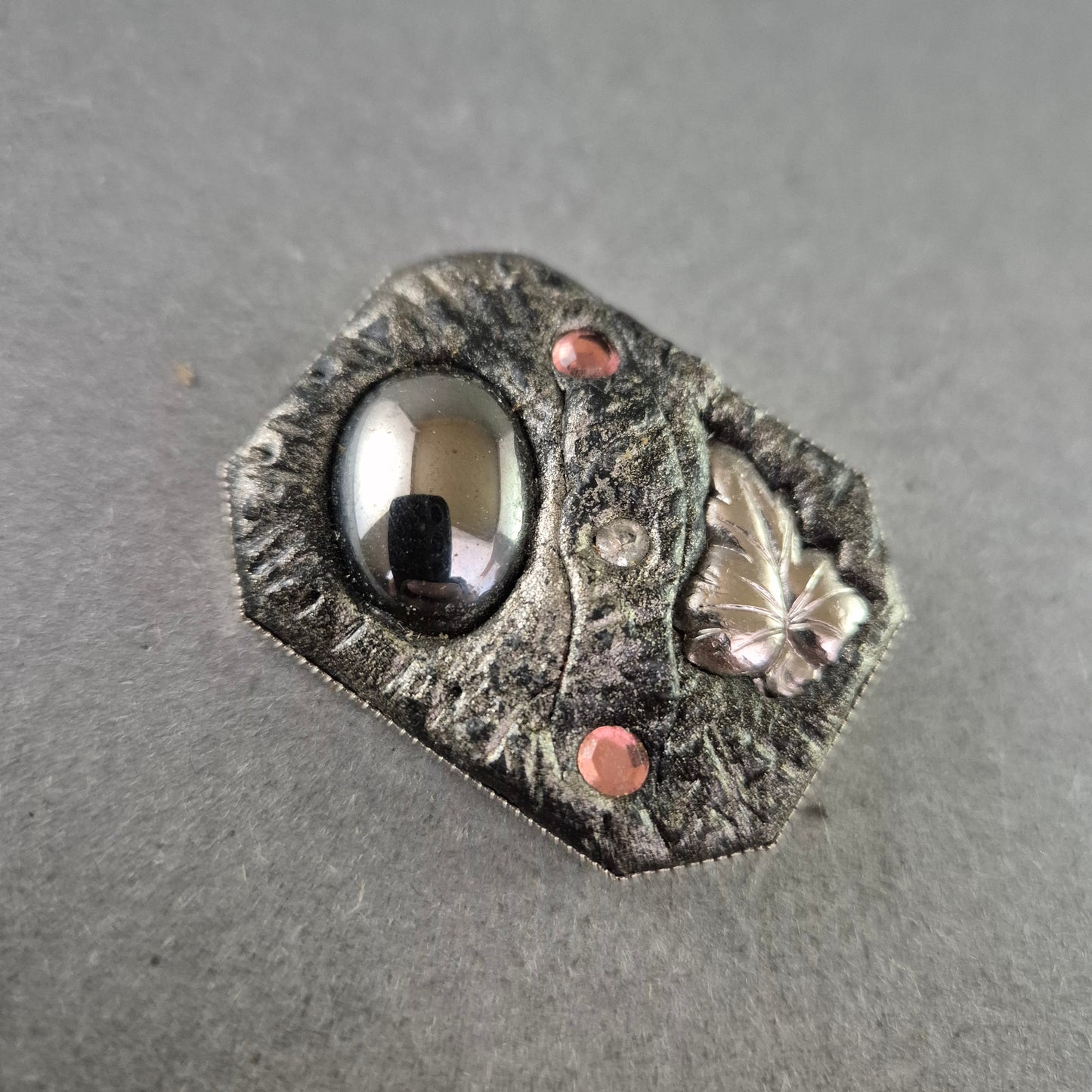 Handgefertigte Vintage-Brosche mit Hämatit und Blatt-Applikation