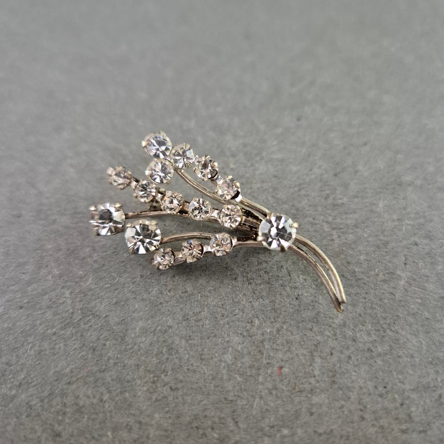 Glitzernde Vintage-Brosche mit Kristallstrass – Blumenstrauß-Design