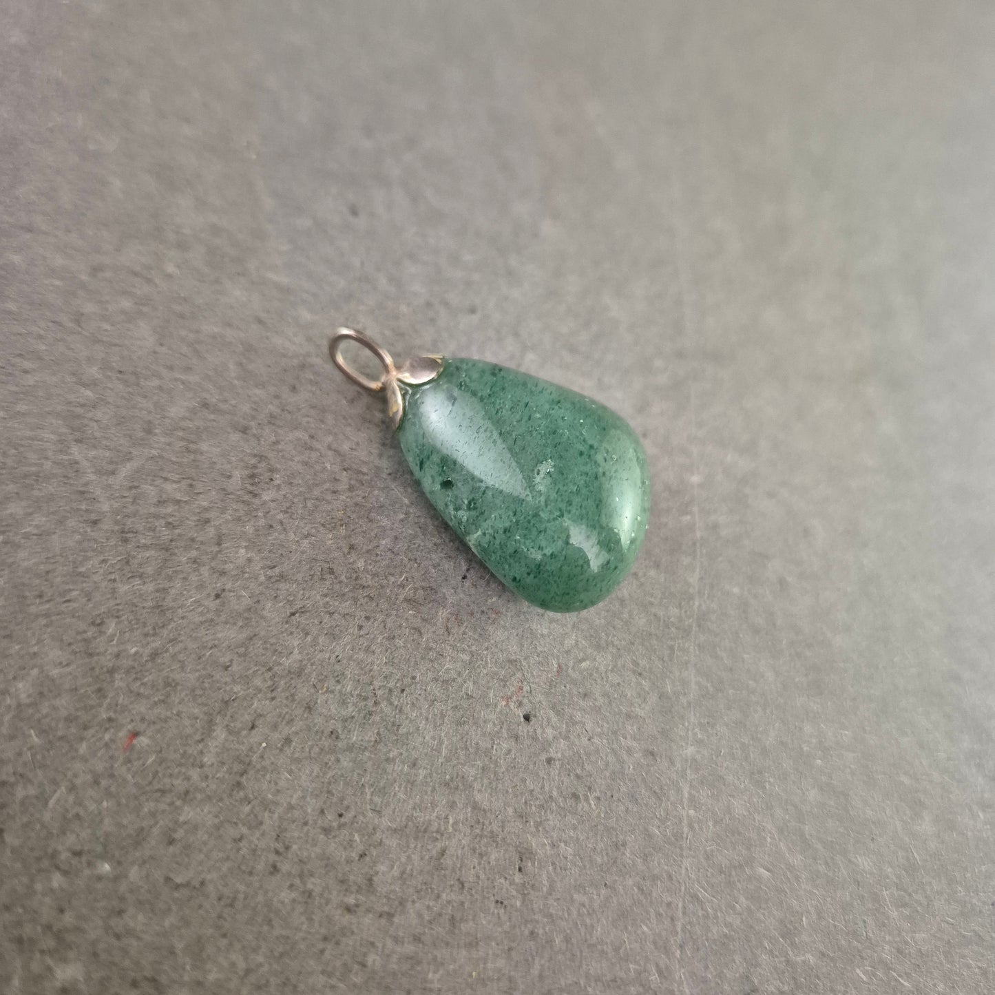 Grüner Vintage Herz-Anhänger – Glatter Stein & Silberfarben