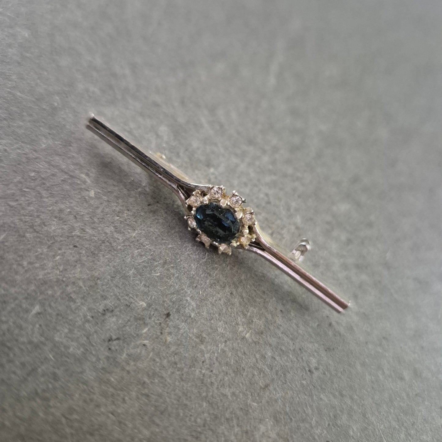 Elegante Vintage Bar Brosche Silberfarben mit Dunklem Stein