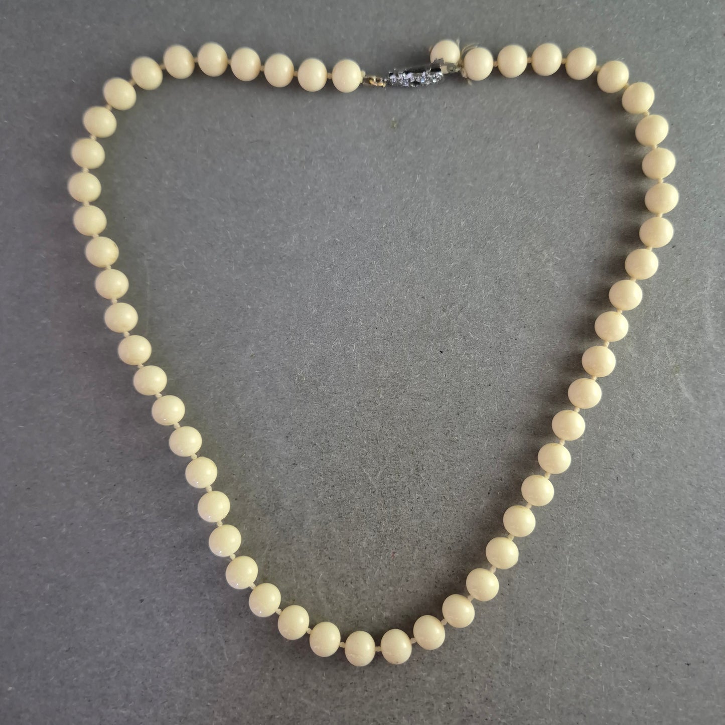 Klassische Perlen Halskette mit 925er Verschluss – Cremeton für Eleganz