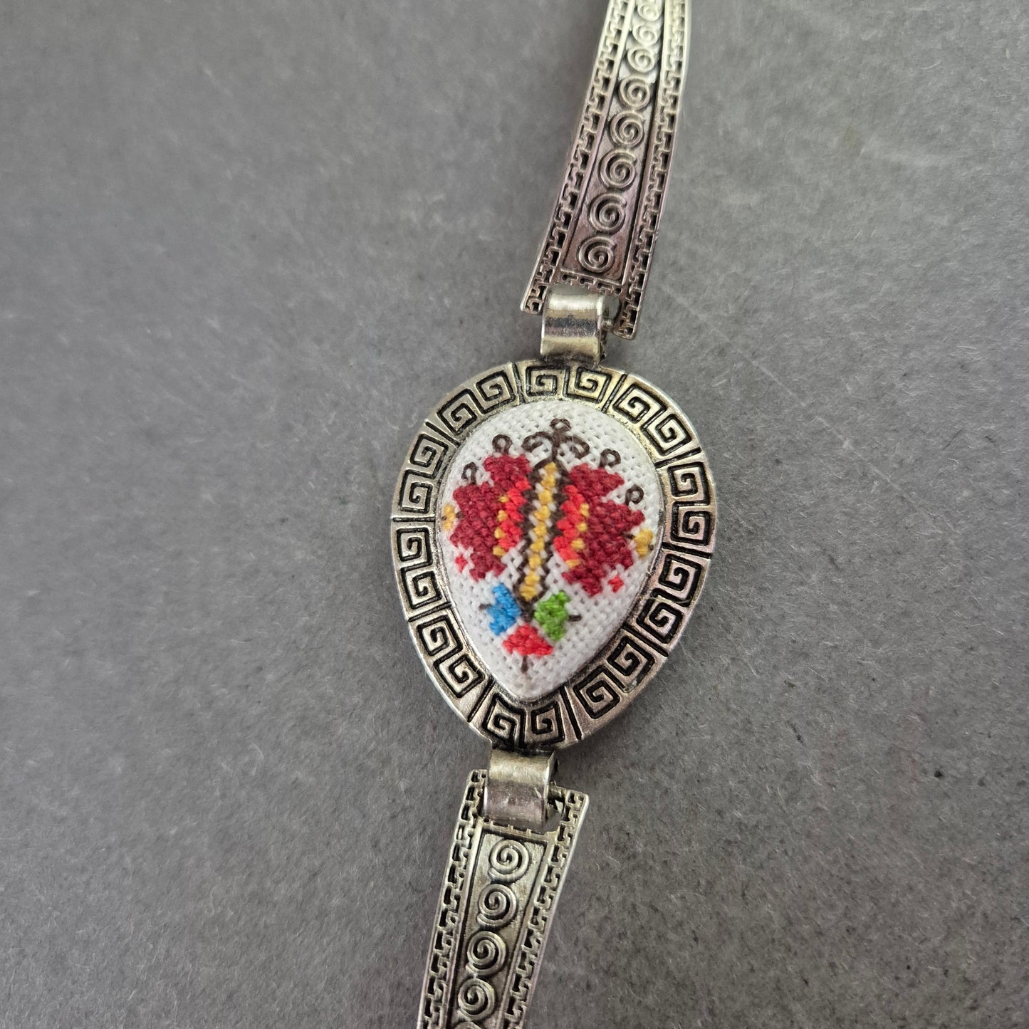 Silberfarbenes Armband mit Stickerei – Ethno-Charme & Handwerkskunst