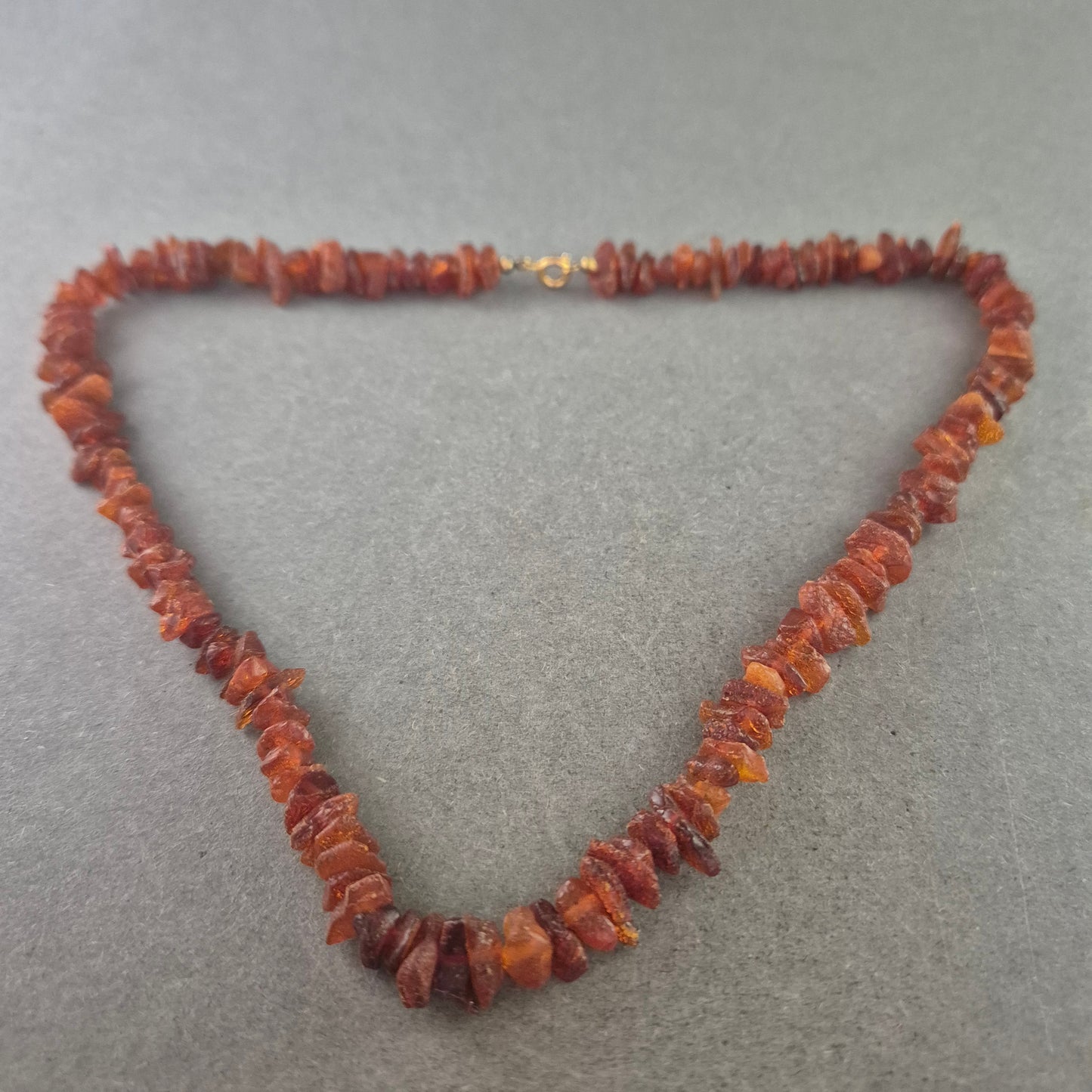 Natur Bernstein Splitterkette – Warme Farbtöne & organische Struktur