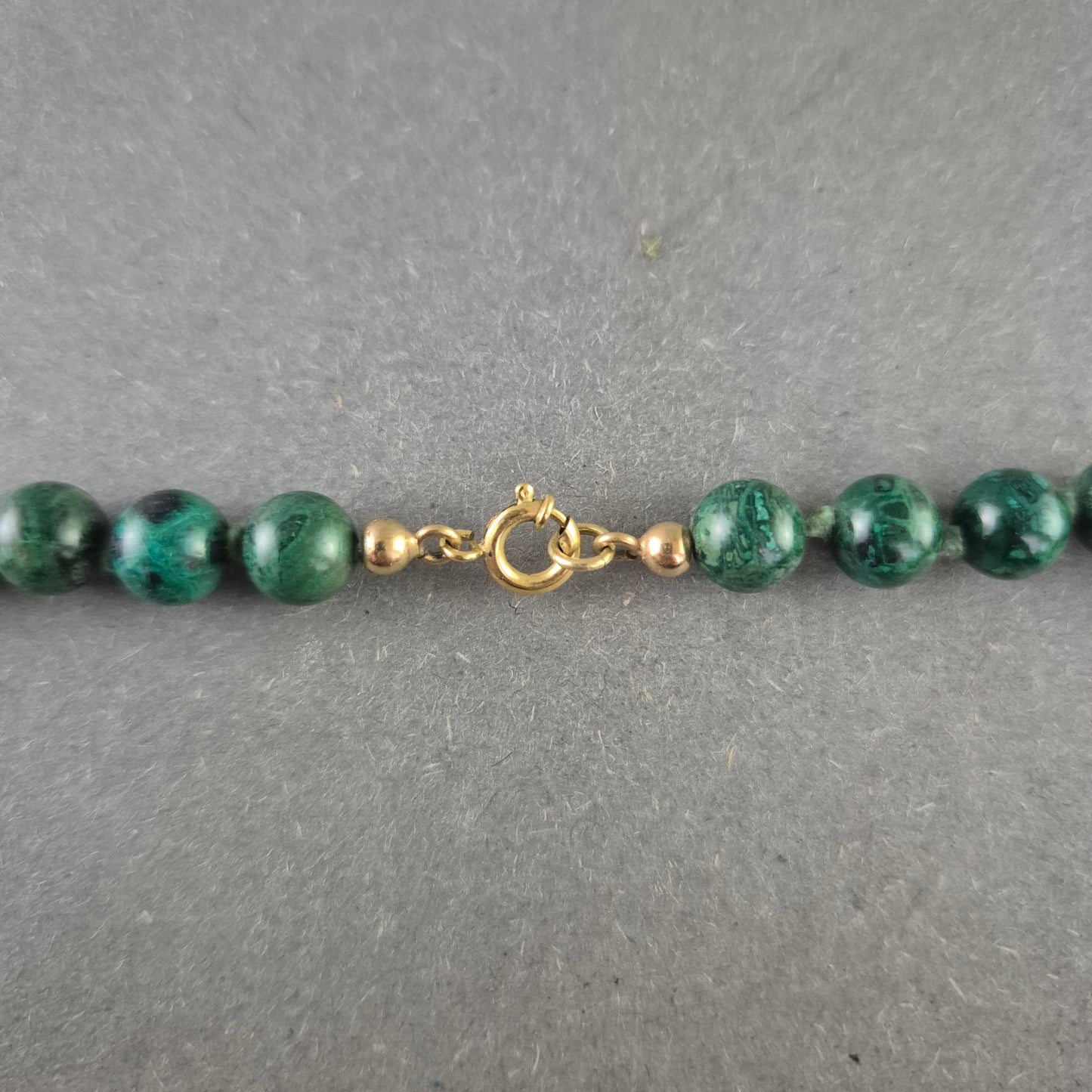 Malachit Halskette mit goldfarbenem Verschluss – Edel und ausdrucksstark