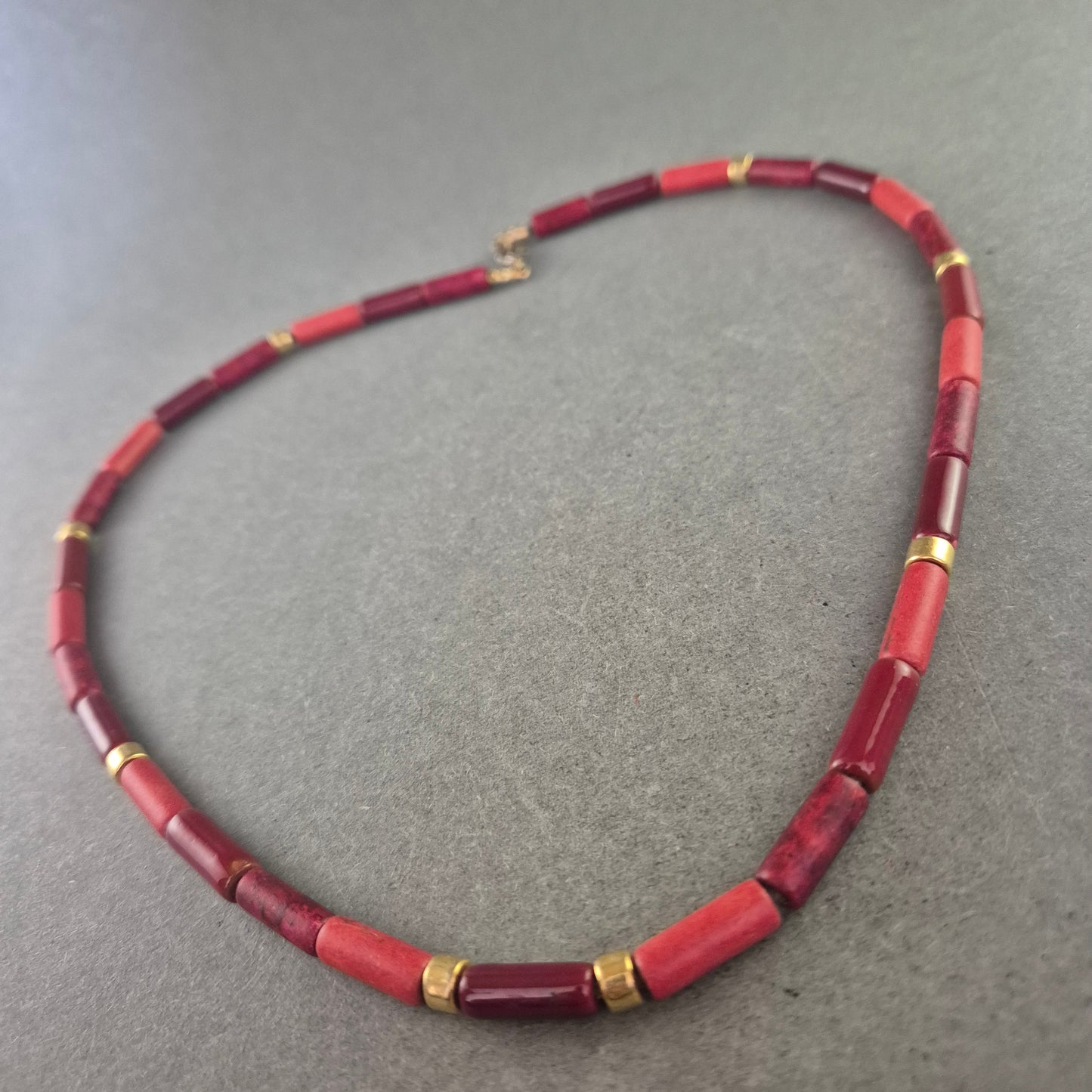 Rote Korallen Halskette mit goldfarbenen Akzenten – Ausdrucksstark & Edel