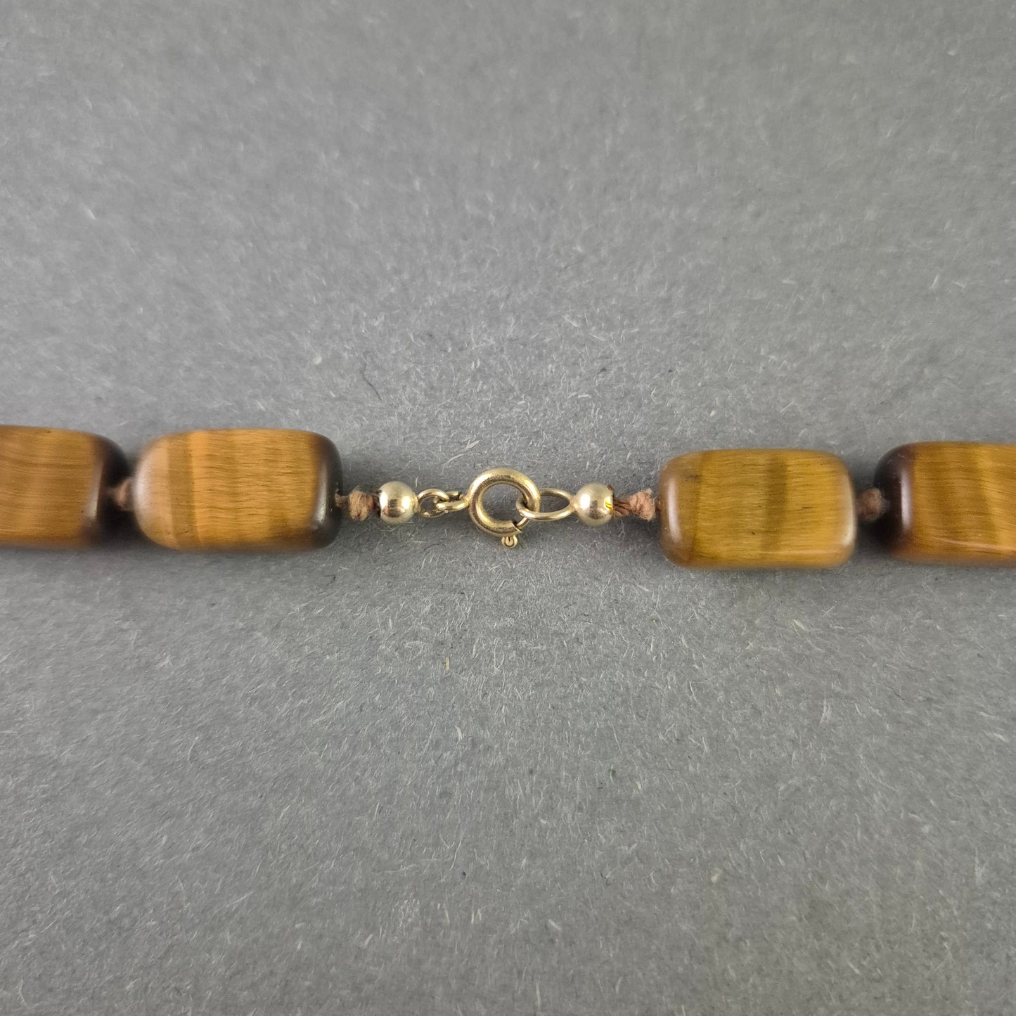 Tigerauge Halskette – Warme Erdtöne in rechteckigem Edelsteindesign