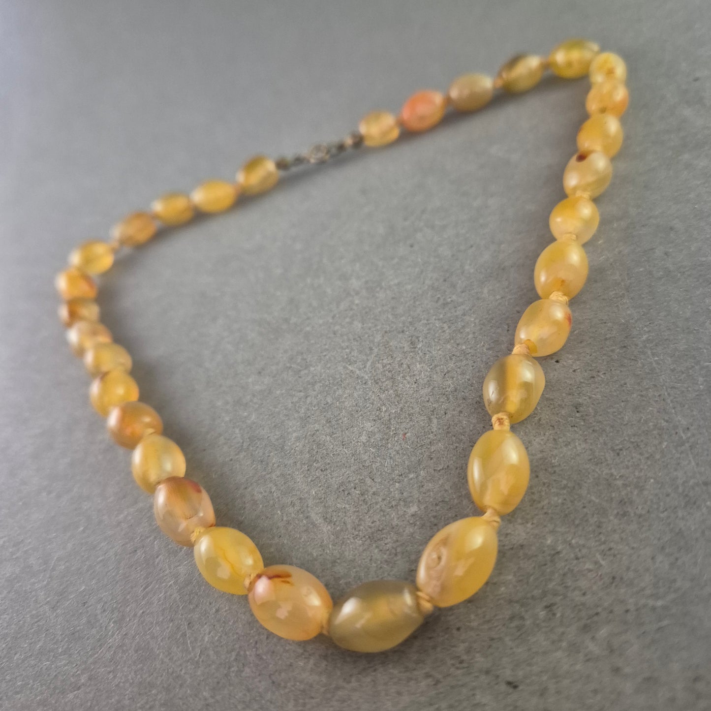 Bernsteinfarbene Achat Halskette – Warme Töne im sanften Glanz