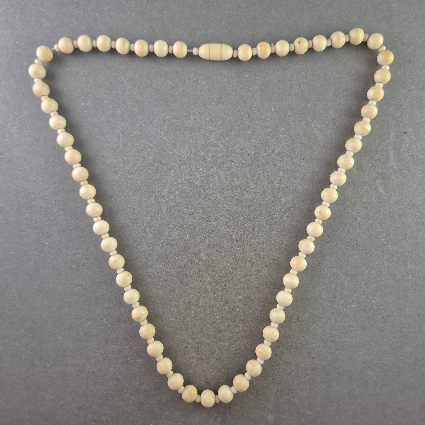 Vintage Halskette aus cremefarbenen Kugelperlen – Schlicht und zeitlos