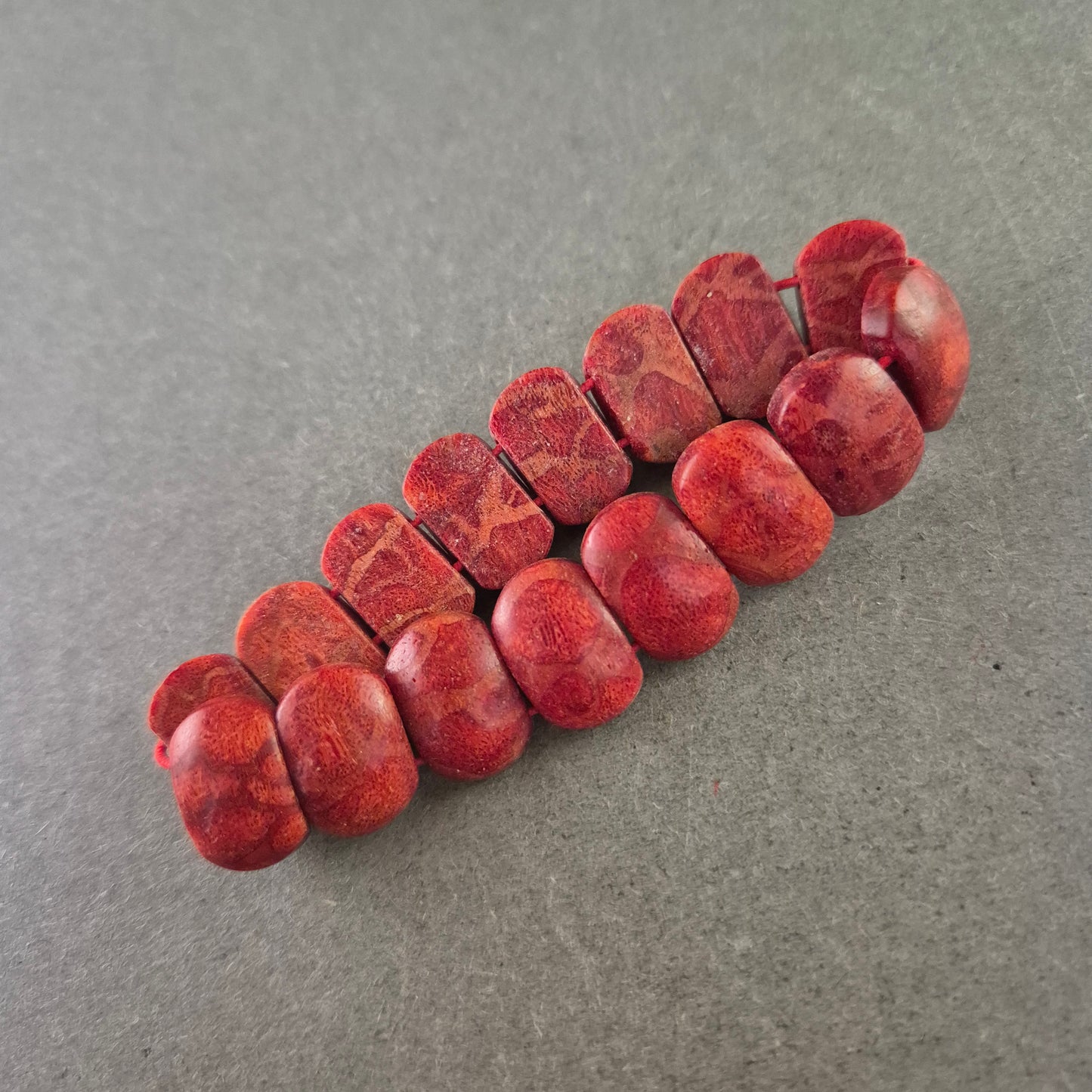 Rotes Naturstein Armband – Elastisch und ausdrucksstark