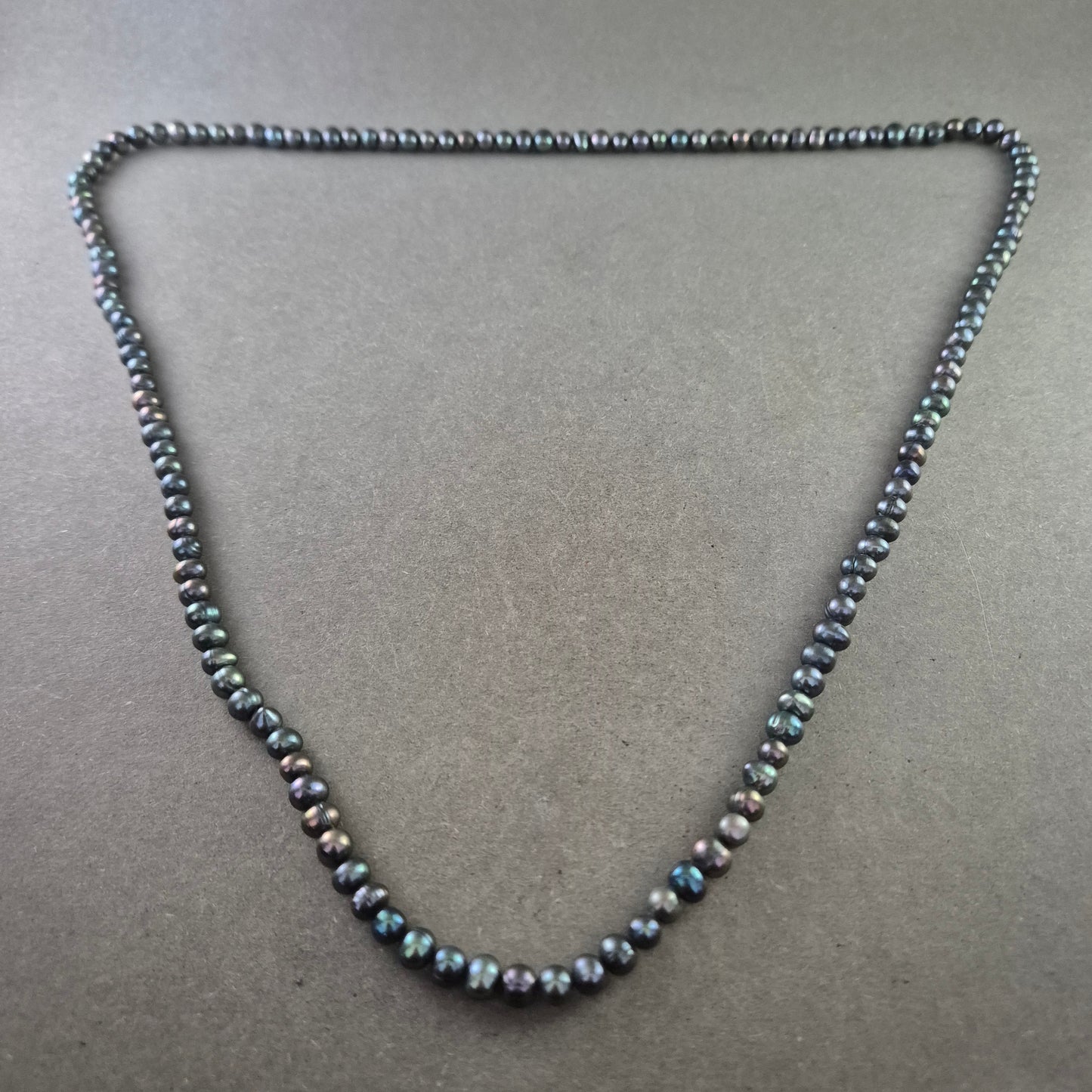 Schwarze Süßwasserperlen Halskette – Klassisch mit schimmerndem Glanz