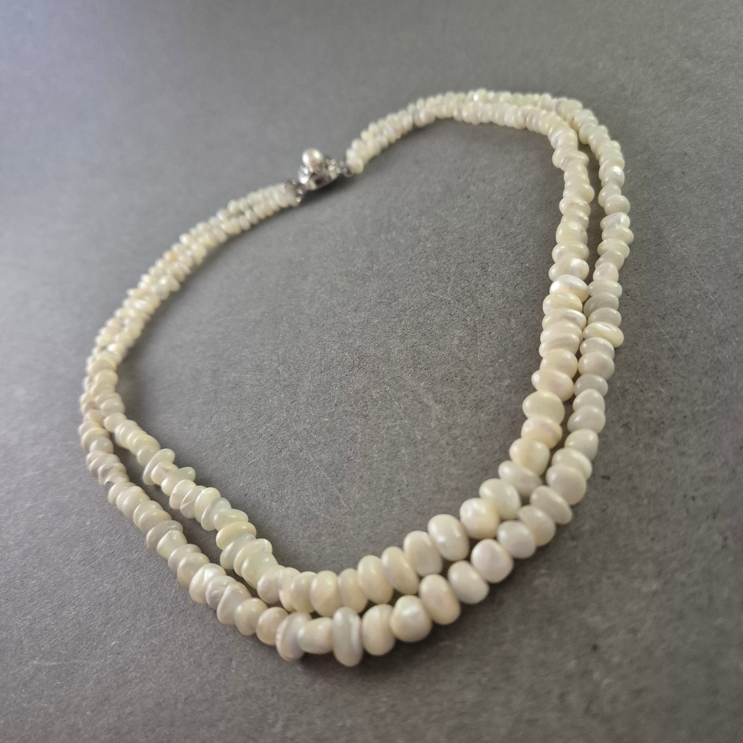 Zweireihige weiße Perlen Halskette – Klassisch und dezent