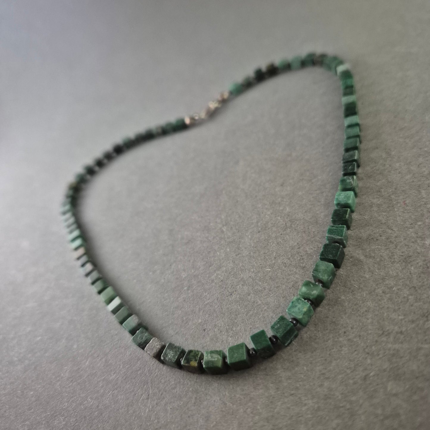 Grüne Würfelstein Halskette – Markant und naturverbunden