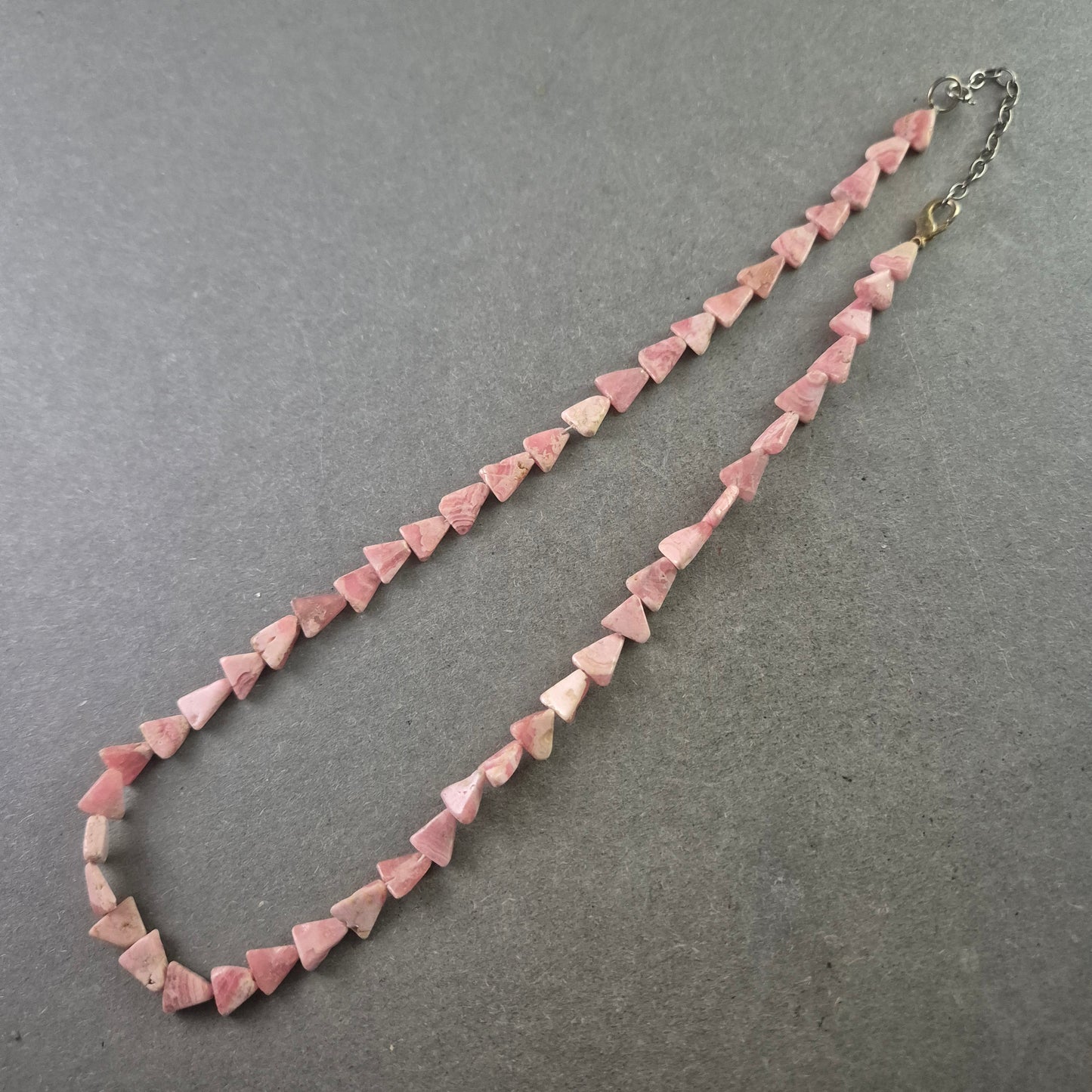Halskette aus rosa Naturstein – Dreieckige Perlen in sanfter Farbgebung