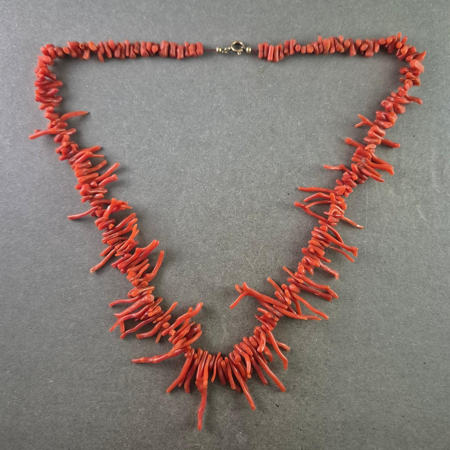 Auffällige rote Korallen Halskette – Naturdesign mit mediterranem Flair