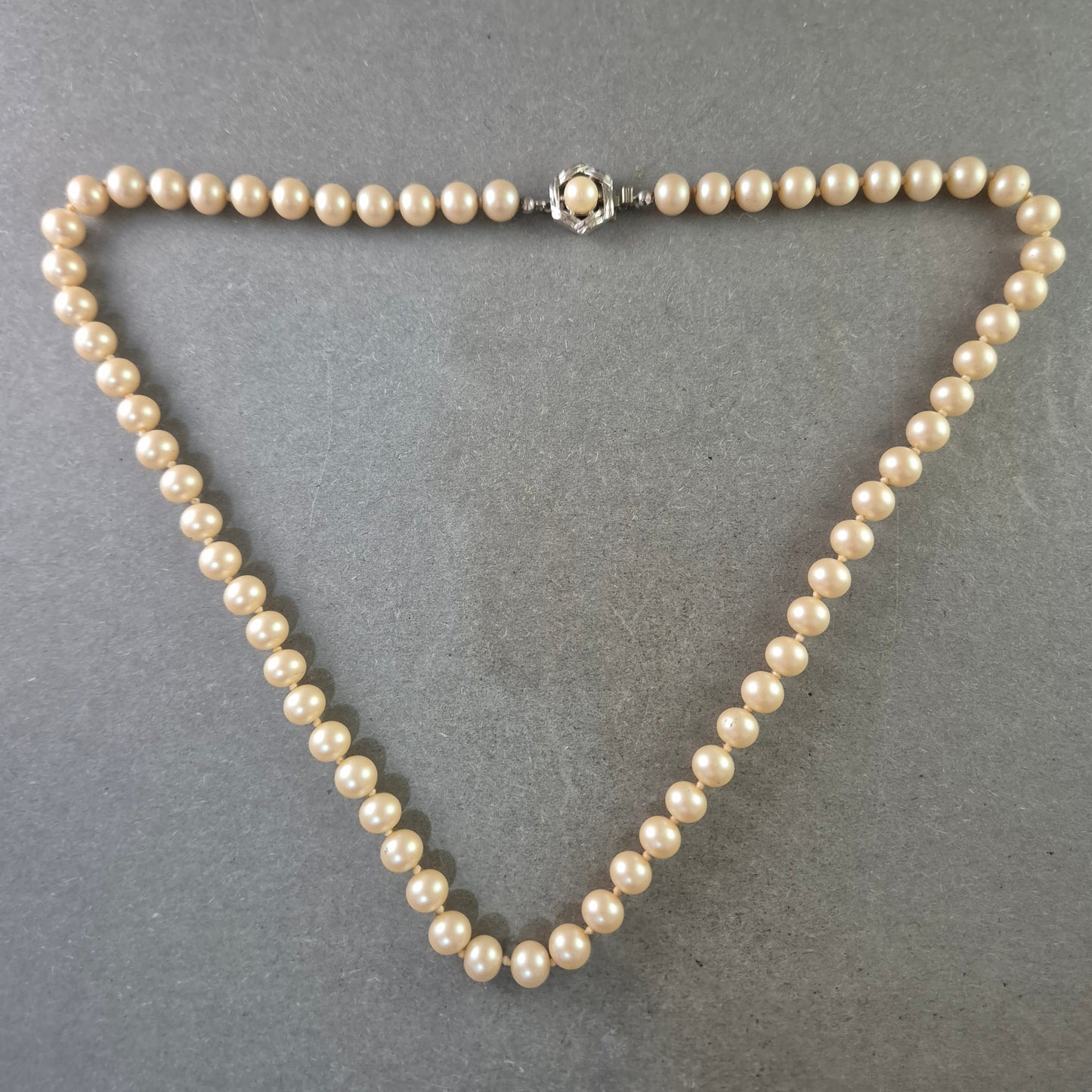 Klassische Perlen Halskette – Eleganz aus zartem Schimmer