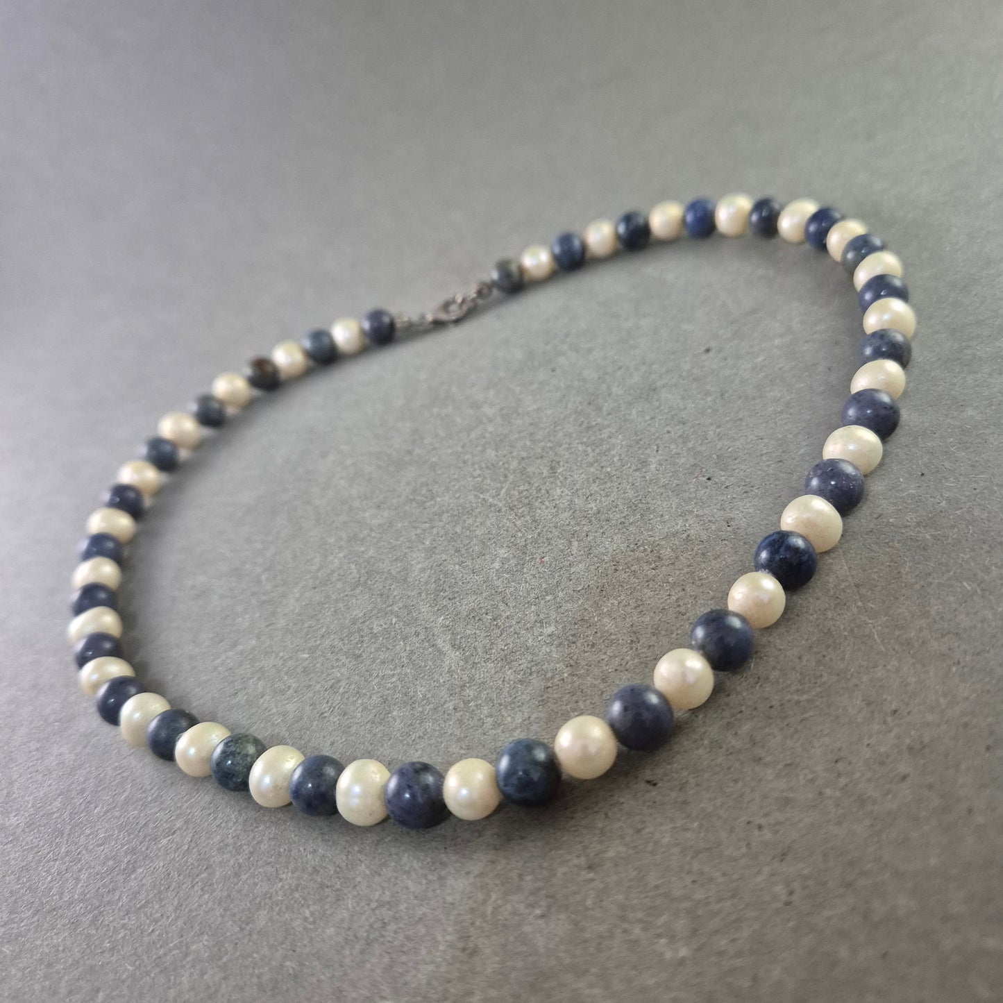 Elegante Halskette aus Sodalith und Perlen – Harmonisches Farbspiel