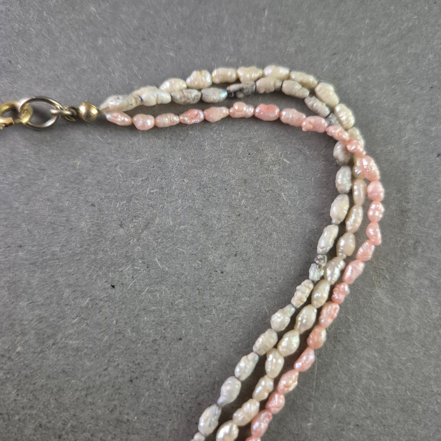 Mehrreihige Halskette aus schimmernden Pastellperlen – Zartes Farbenspiel