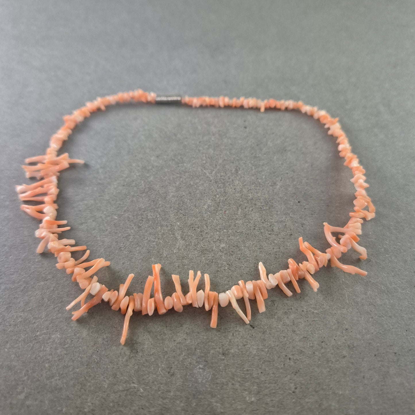 Feine Korallen Halskette – Naturinspirierter Look mit Stil