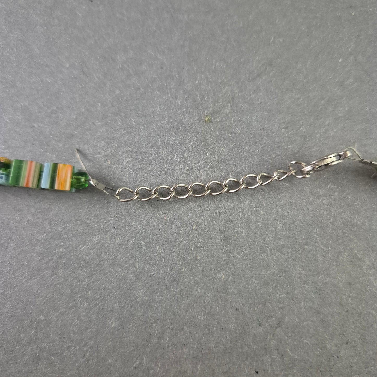 Bunte Millefiori Perlenkette – Florales Mosaik in Grüntönen