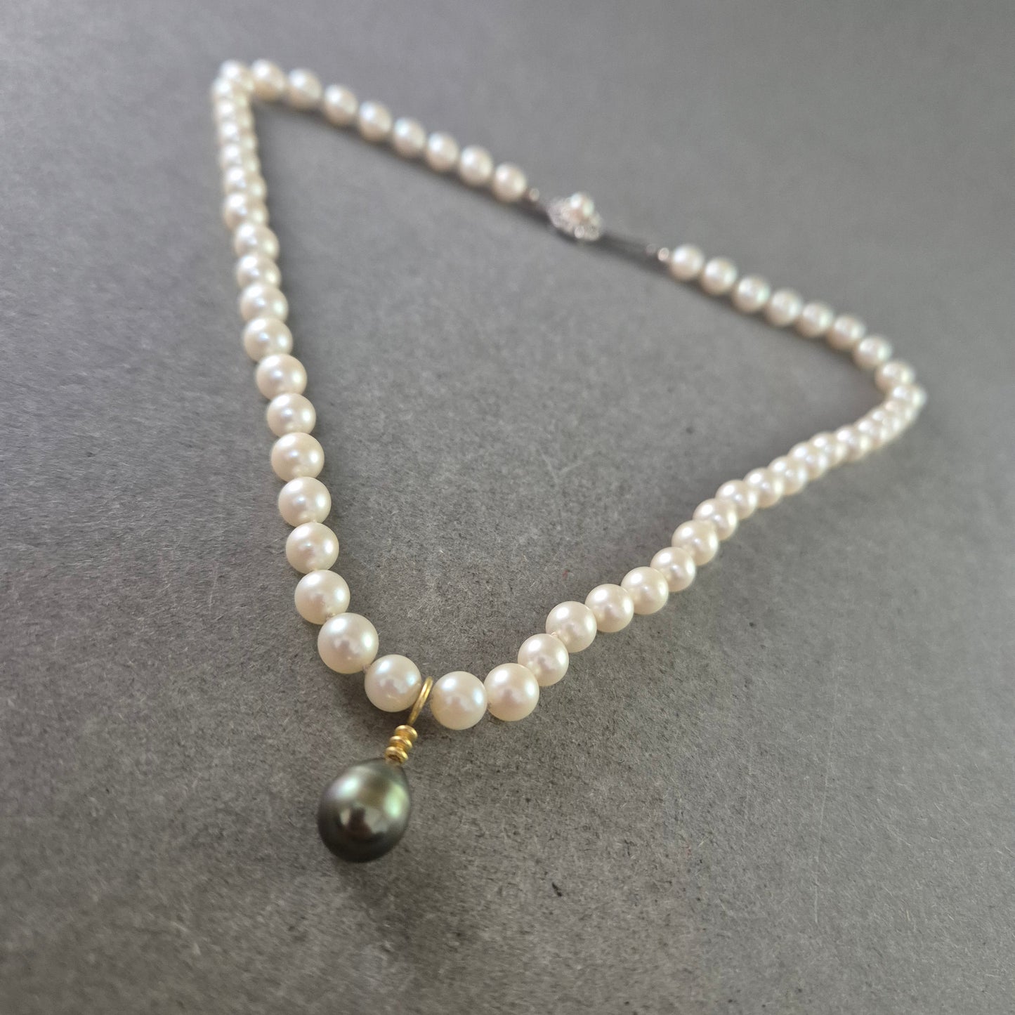 Klassische Perlenkette mit schwarzem Tropfenanhänger – Eleganz in Weiß & Schwarz