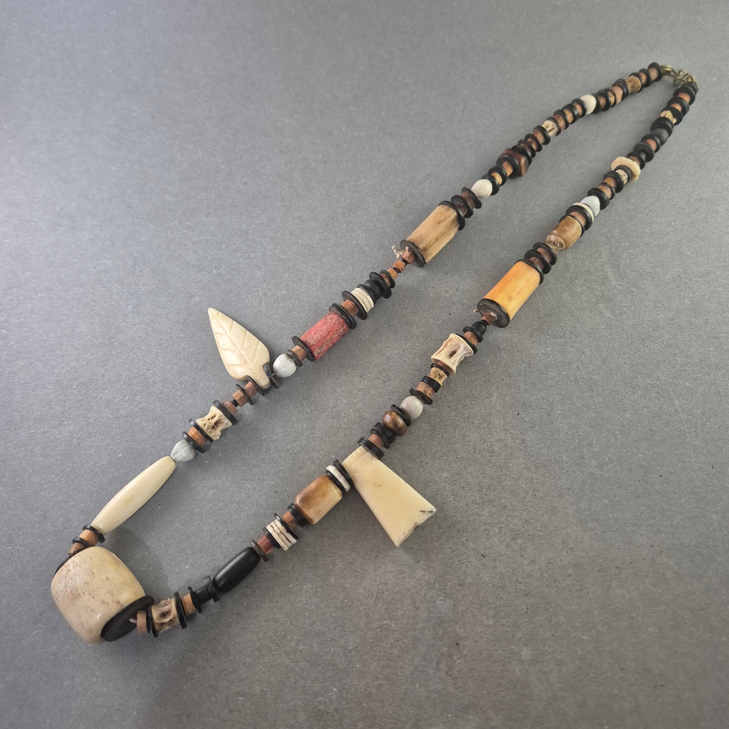 Ethno Perlenkette mit geschnitzten Anhängern – Naturinspirierter Look