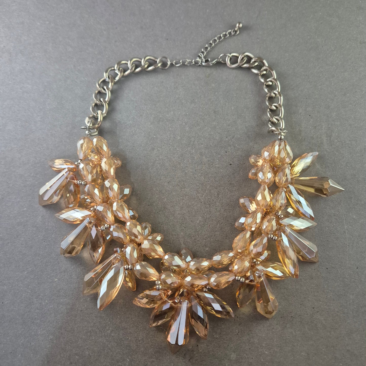 Auffällige Statement Kette mit funkelnden Kristallanhängern