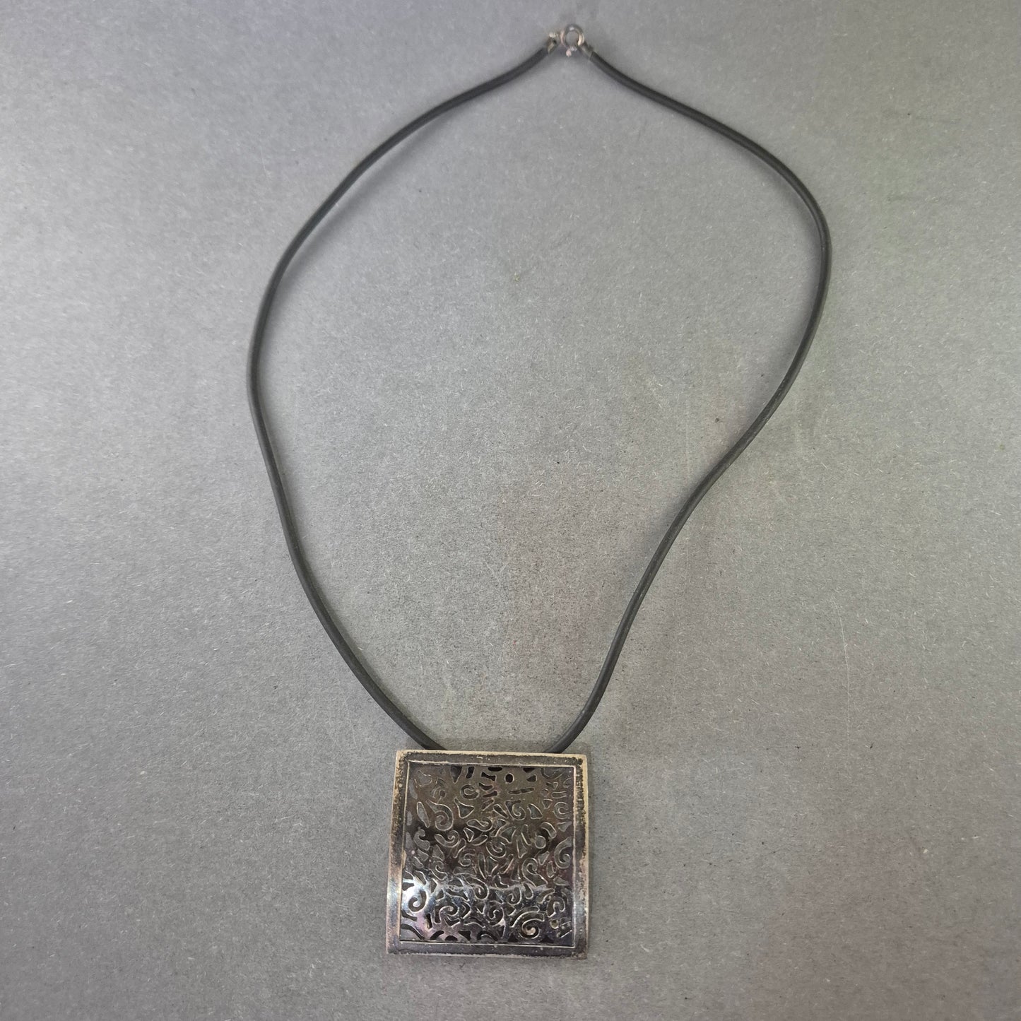 Moderne Damen Halskette mit ornamentalem Anhänger