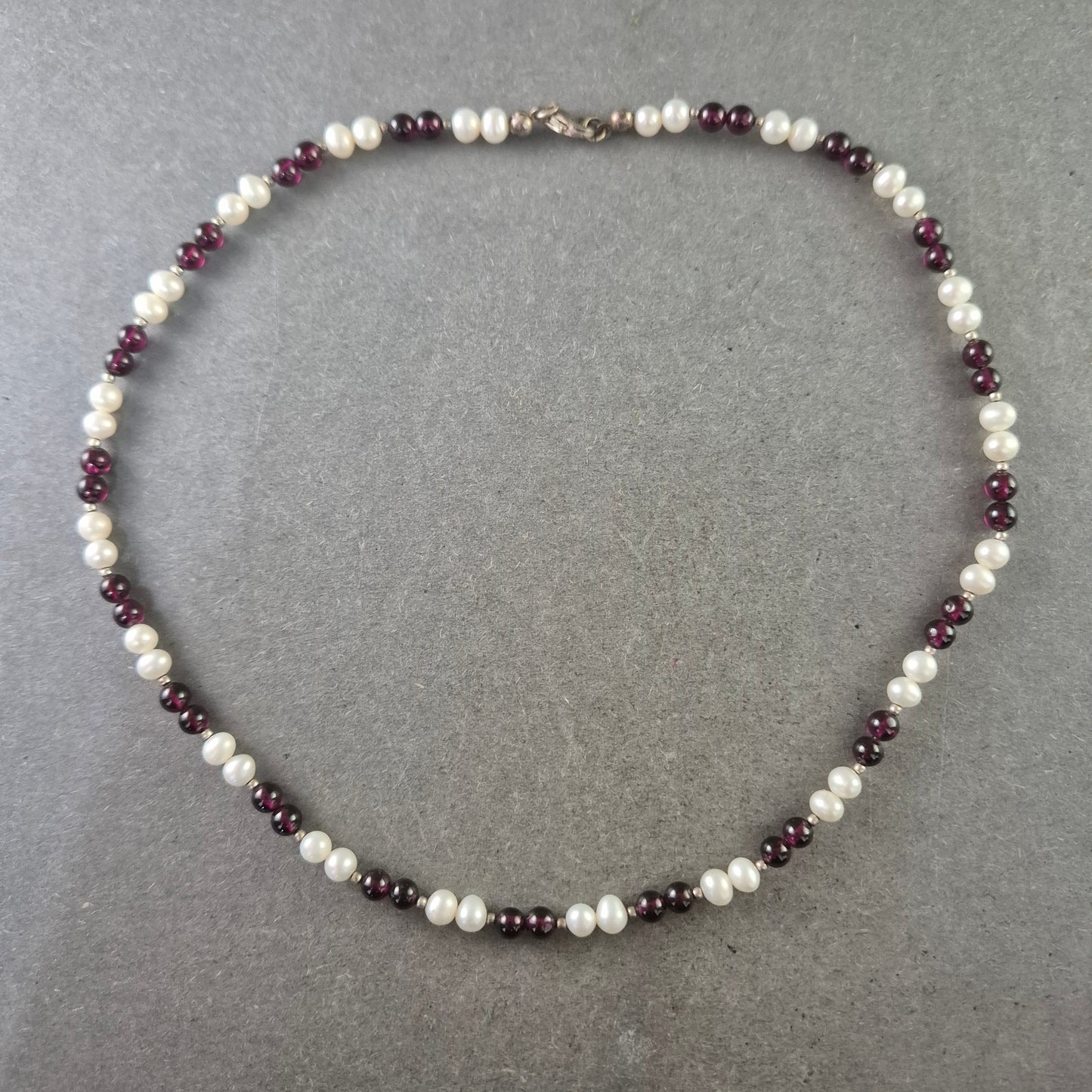 Elegante Damen Halskette mit Perlen und Granat