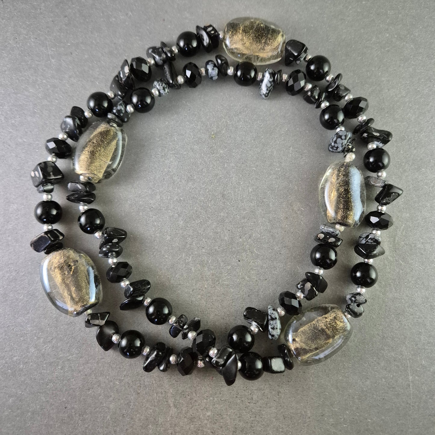 Moderne Damen Halskette mit Onyx und Gold-Effekt Glasperlen