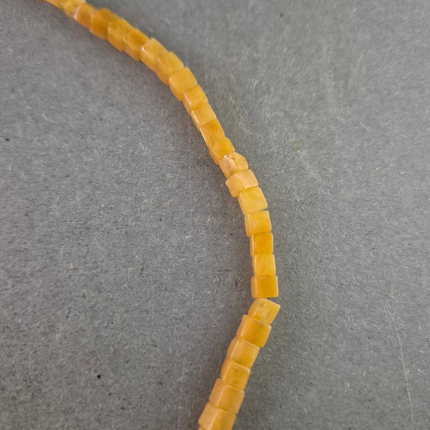 Schlichte Damen Halskette mit gelben Würfelperlen